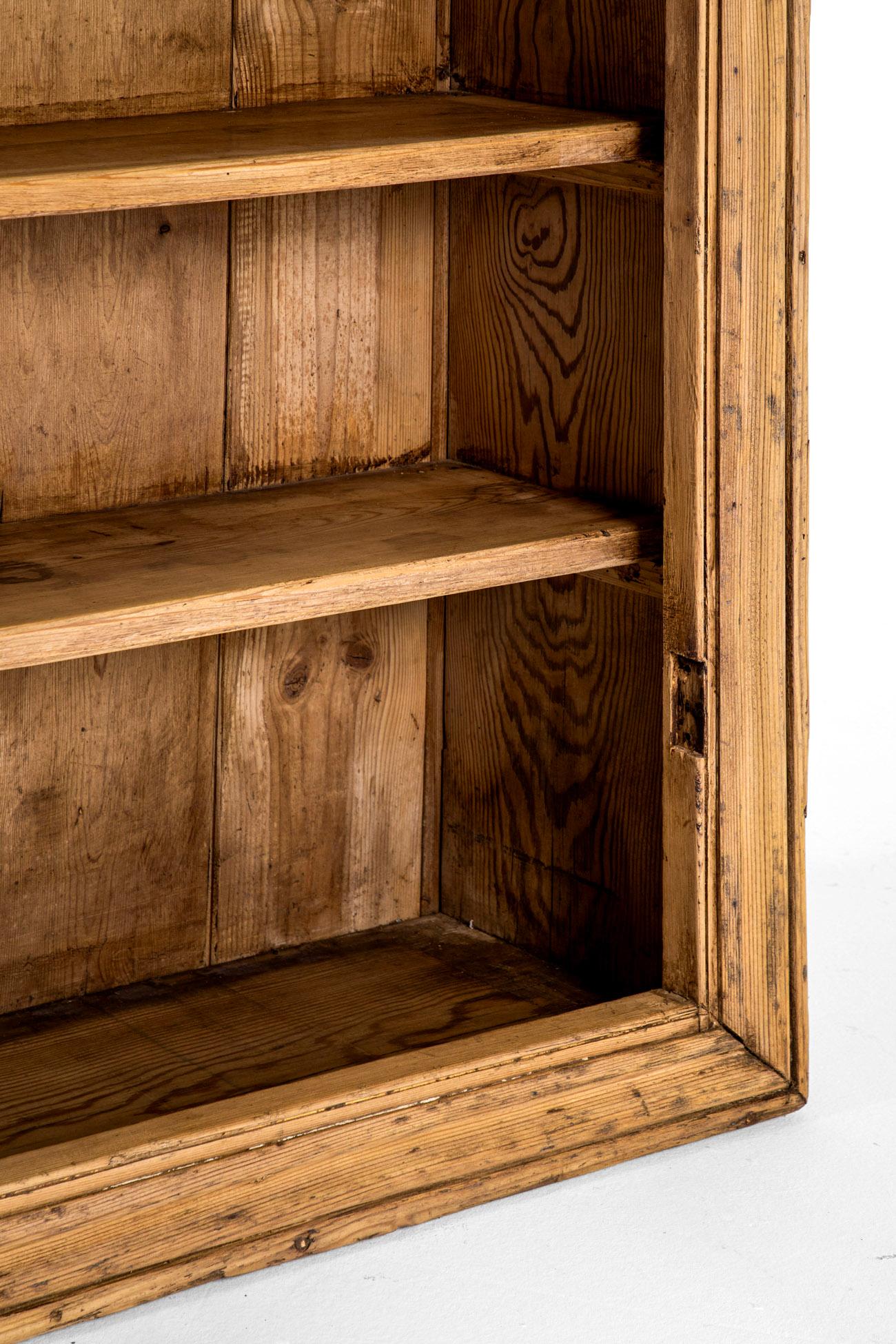 Intagliato a mano Credenza o libreria in pino vittoriano della casa di campagna inglese in vendita