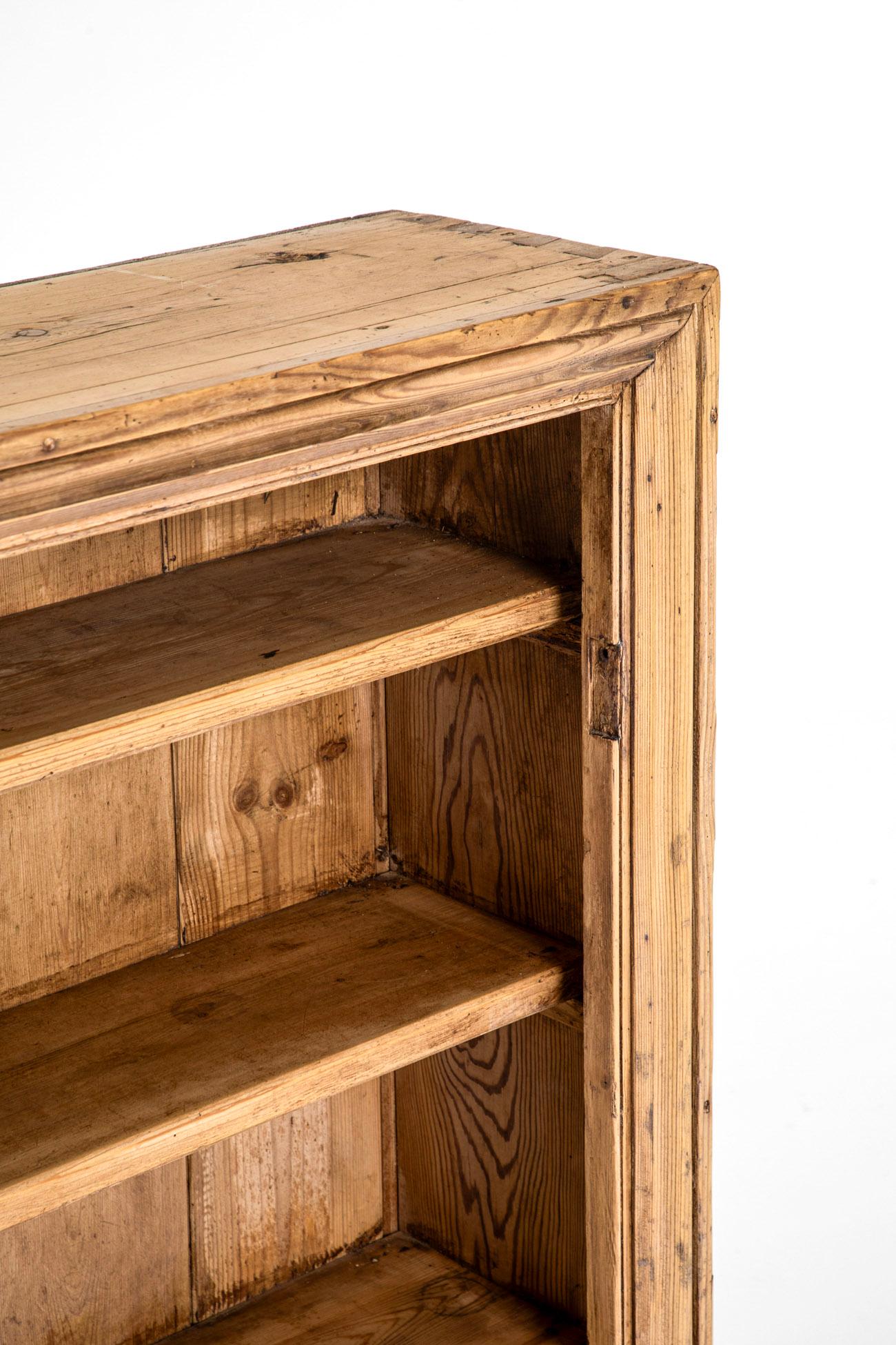 Credenza o libreria in pino vittoriano della casa di campagna inglese In condizioni buone in vendita a Faversham, GB