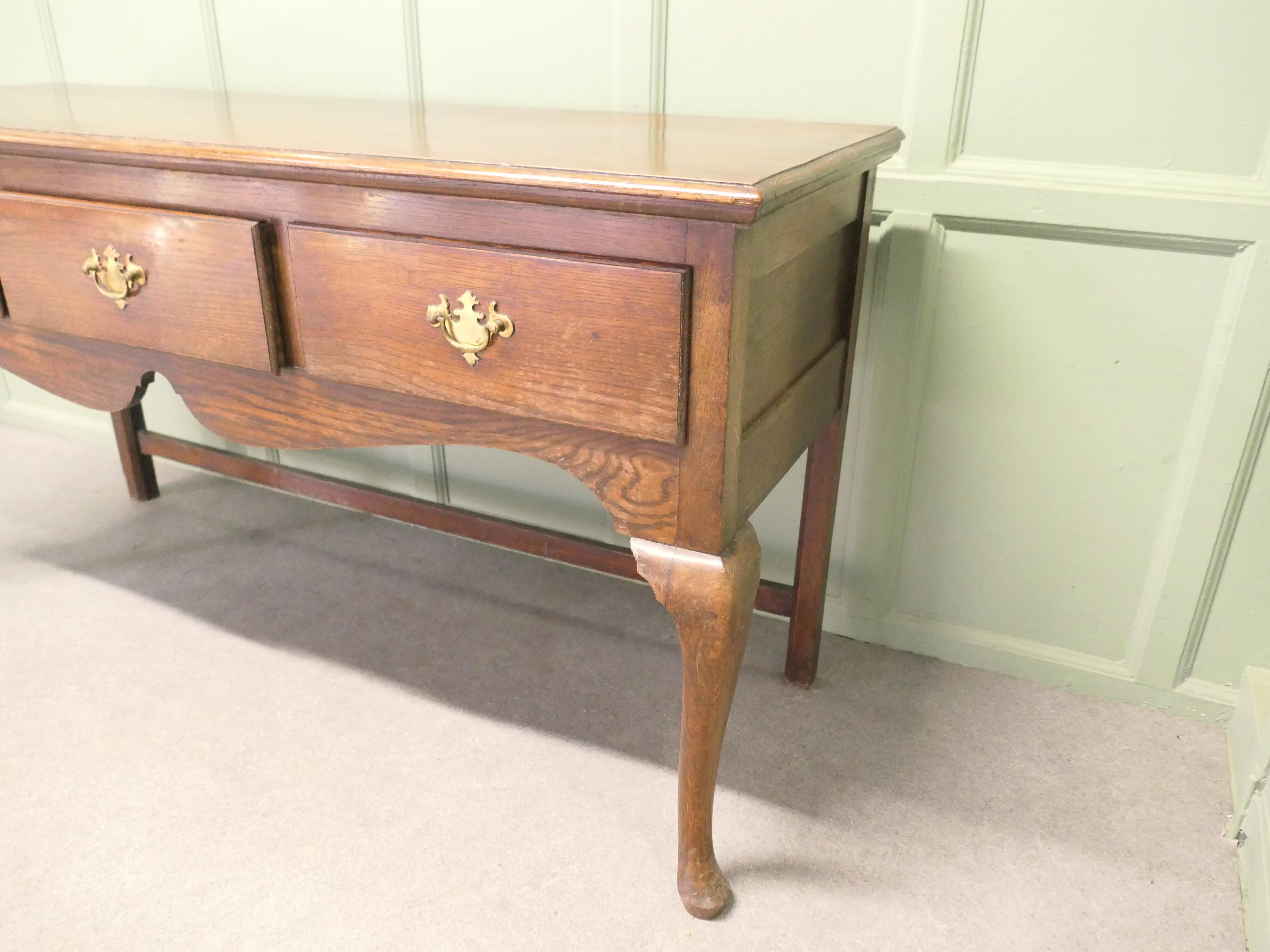 Un bellissimo comò di campagna in Oak Oak, un bellissimo comò di campagna. In condizioni buone in vendita a Godshill, Isle of Wight