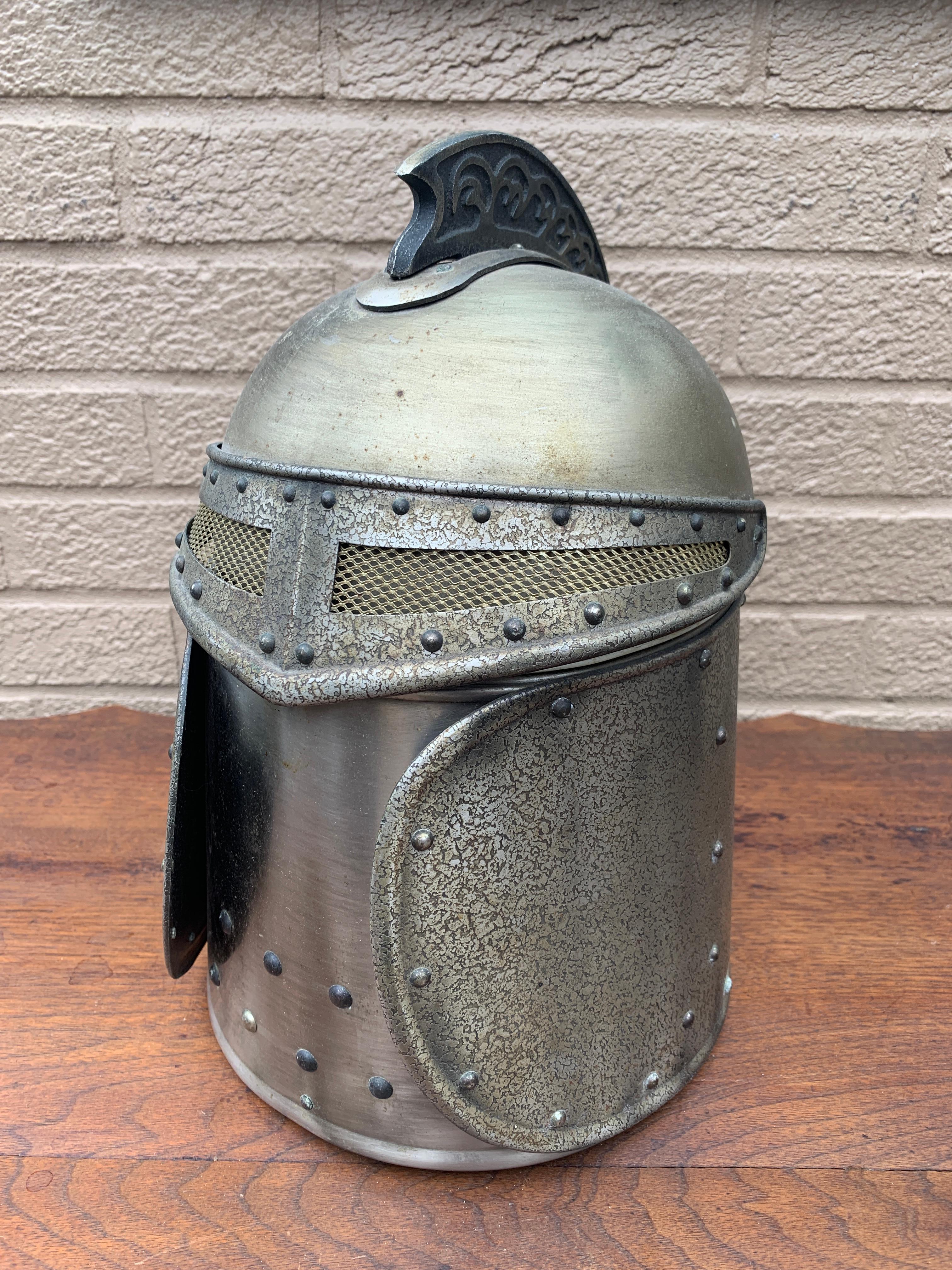 A beautiful Rustic English Country style pewter ice bucket in the form of a Knight's helmut

Late-20th Century

Measures: 8ʺW × 8ʺD × 12ʺH.

Good original vintage condition.