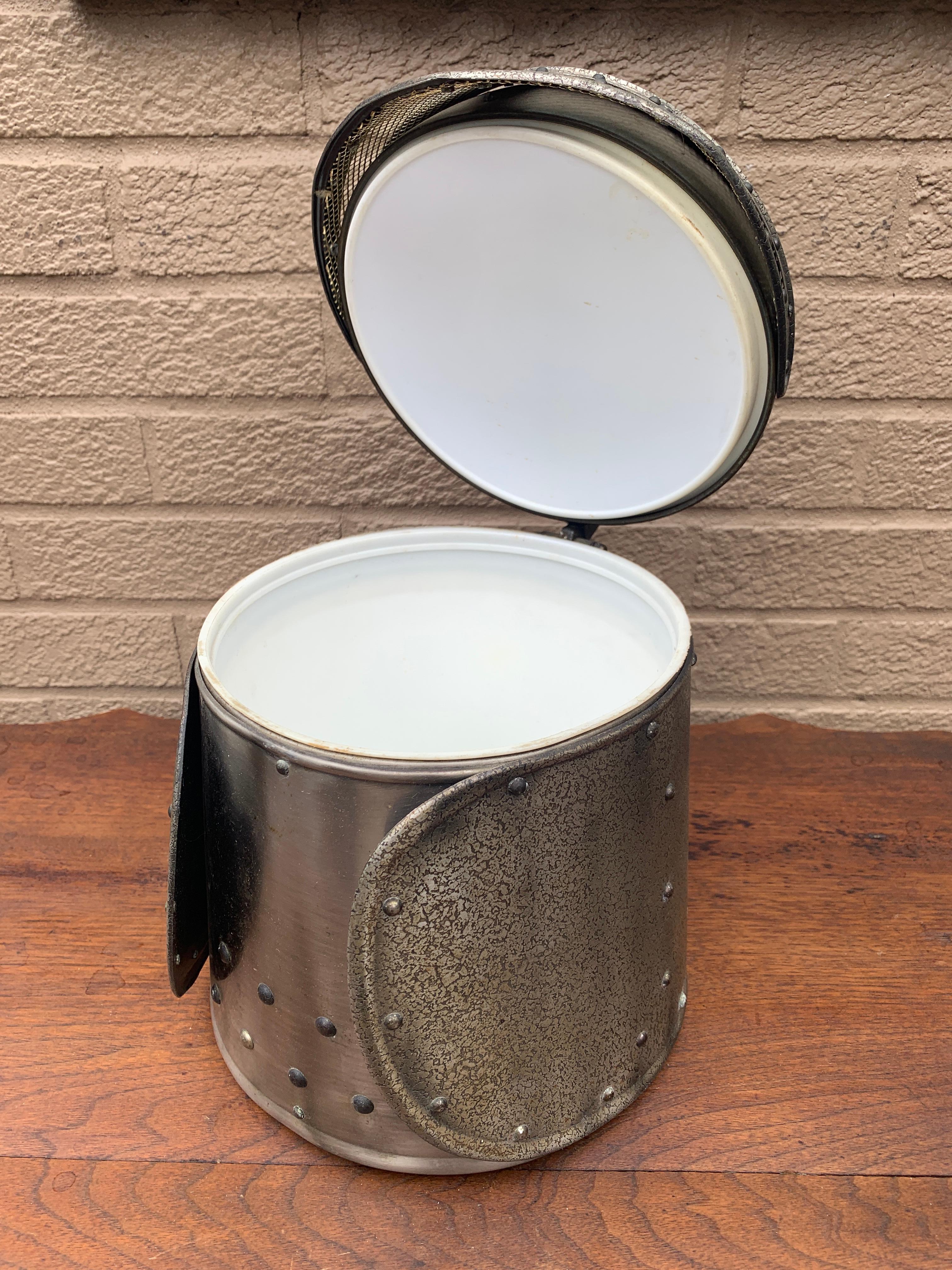 English Country Pewter Knight's Helmet Ice Bucket In Good Condition For Sale In Elkhart, IN