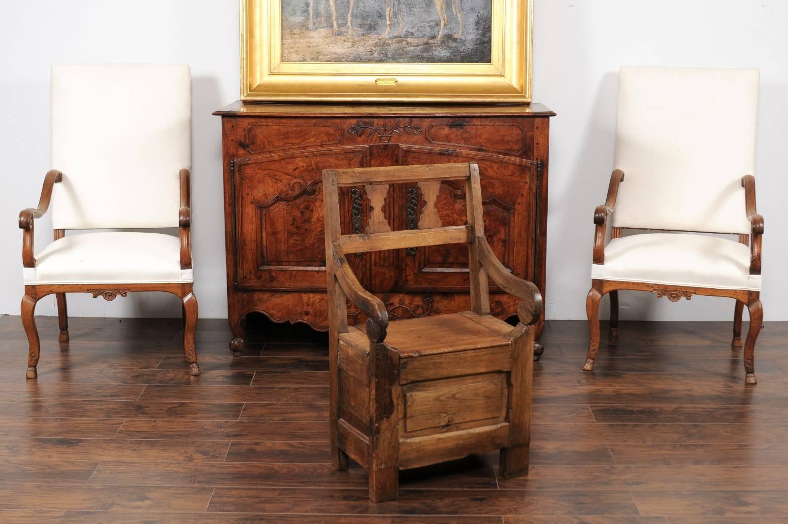 Englischer Sessel aus Kiefer im Landhausstil um 1800 mit geschwungenen Armlehnen und beweglichem Sitz (Rustikal) im Angebot