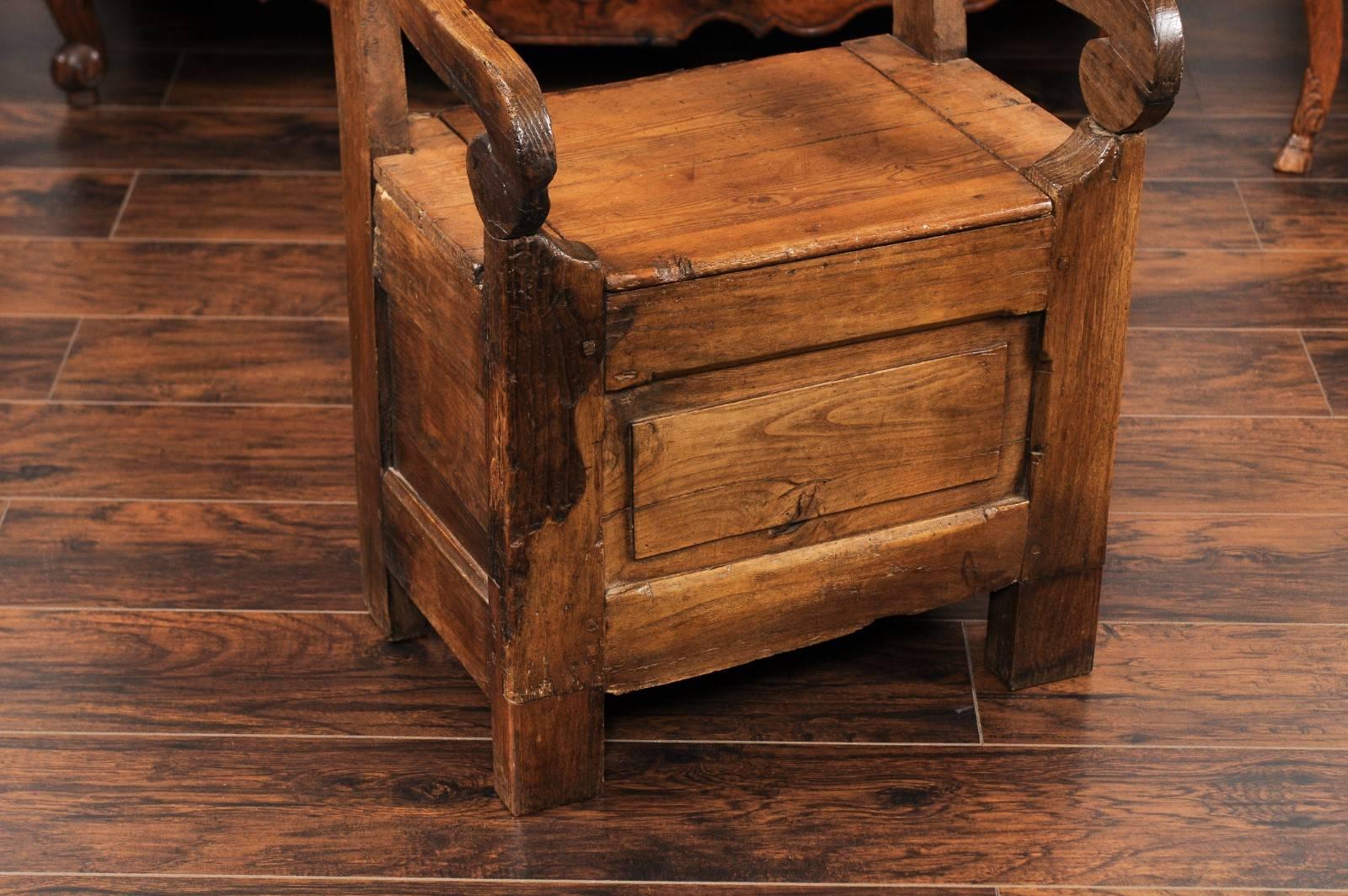 Englischer Sessel aus Kiefer im Landhausstil um 1800 mit geschwungenen Armlehnen und beweglichem Sitz (19. Jahrhundert) im Angebot