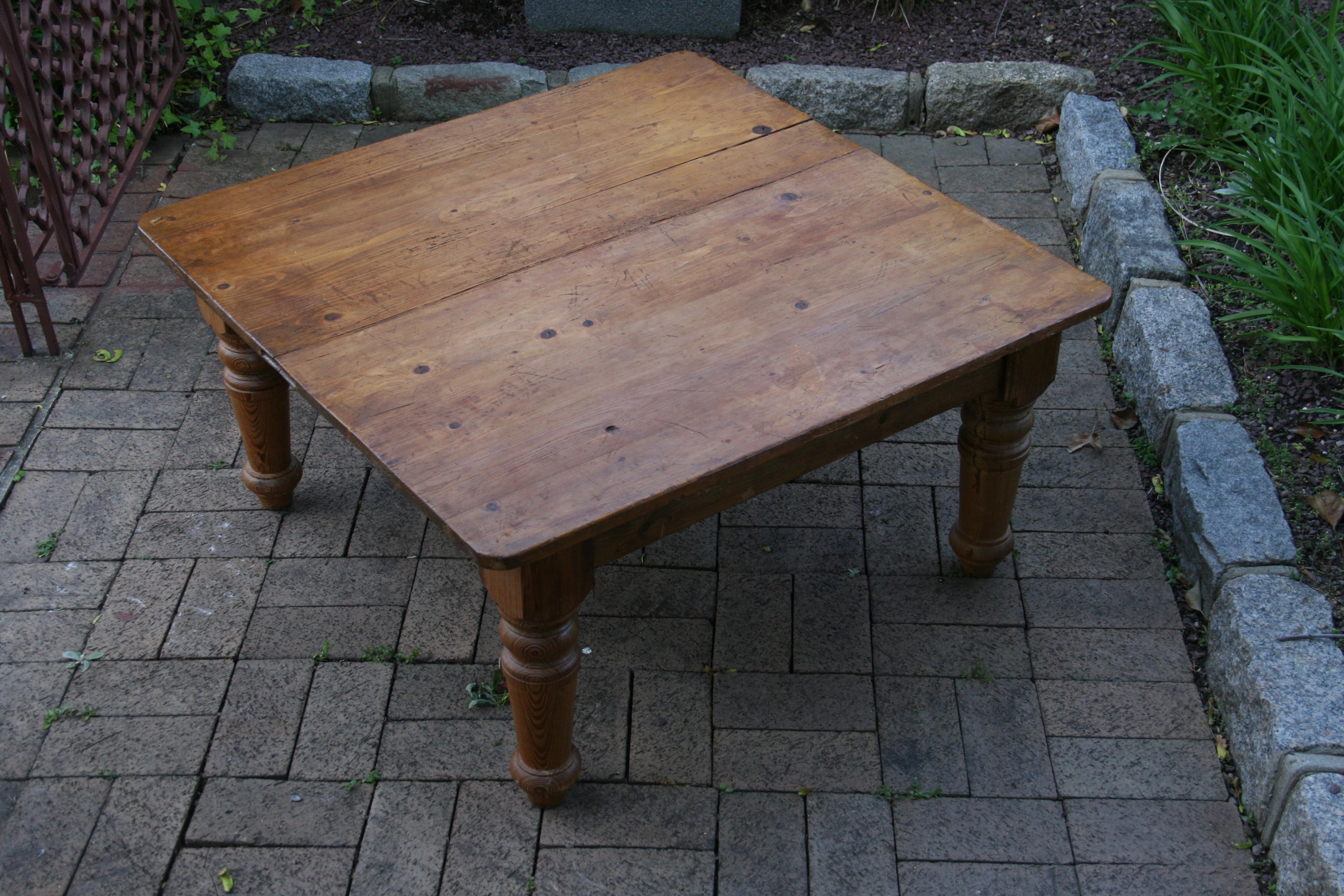 English Country Pine Coffee  Table In Good Condition For Sale In Douglas Manor, NY