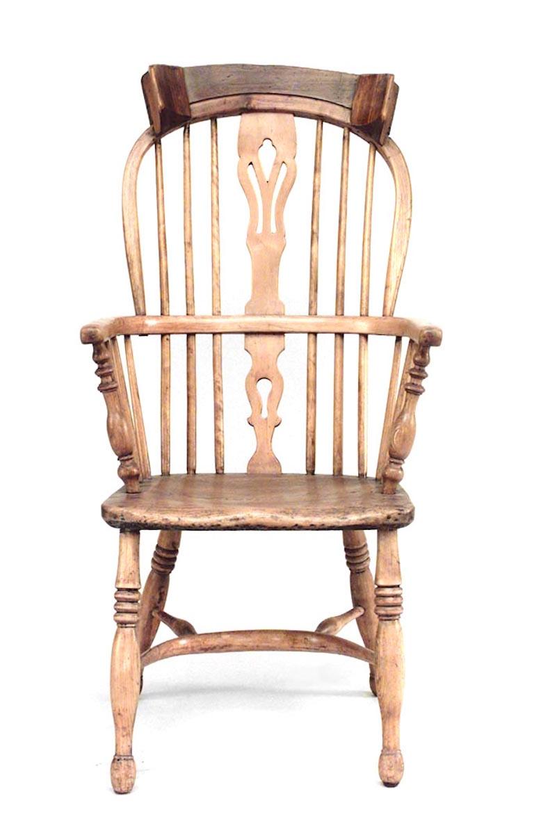 Englischer Windsor-Sessel aus gestripptem Kiefernholz im Landhausstil (19. Jahrhundert) mit Spindeldesign und Kopfstütze.
