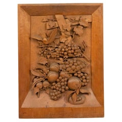 Plaque murale en noyer sculpté, style campagne anglaise