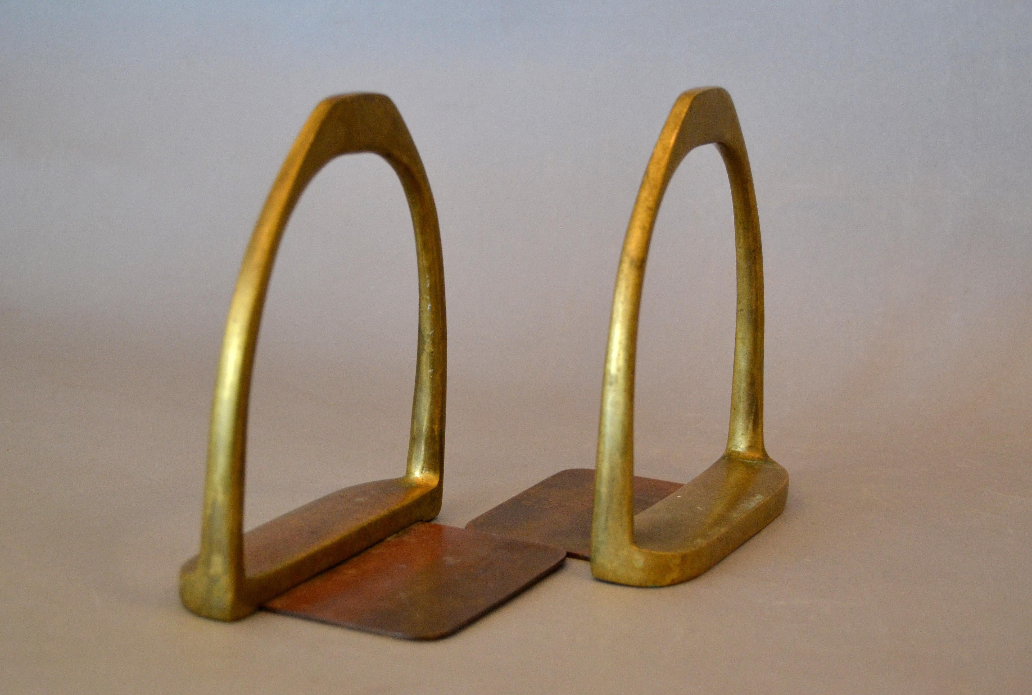 English Country Style Handcrafted Brass Horse Saddle Stirrup Bookends, Pair In Good Condition In Miami, FL