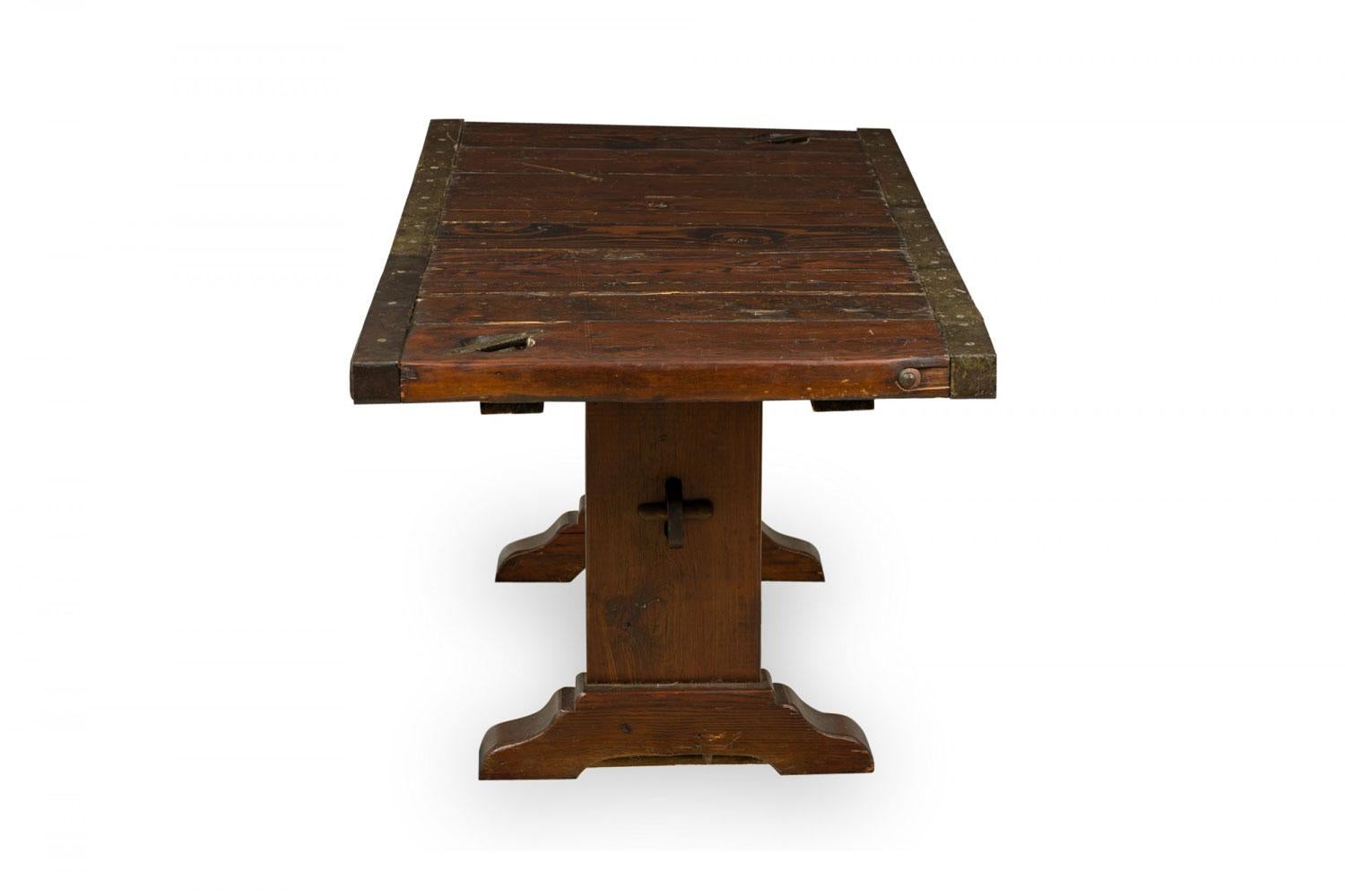 Coloniale britannico Tavolo da pranzo a cavalletto in Oak e ferro in stile country inglese in vendita