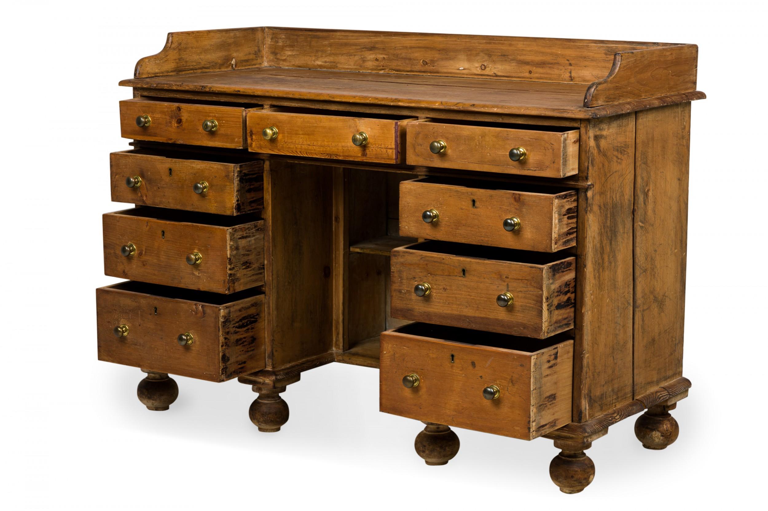 English Country-Style Pine Wood Kneehole Desk In Good Condition For Sale In Queens, NY
