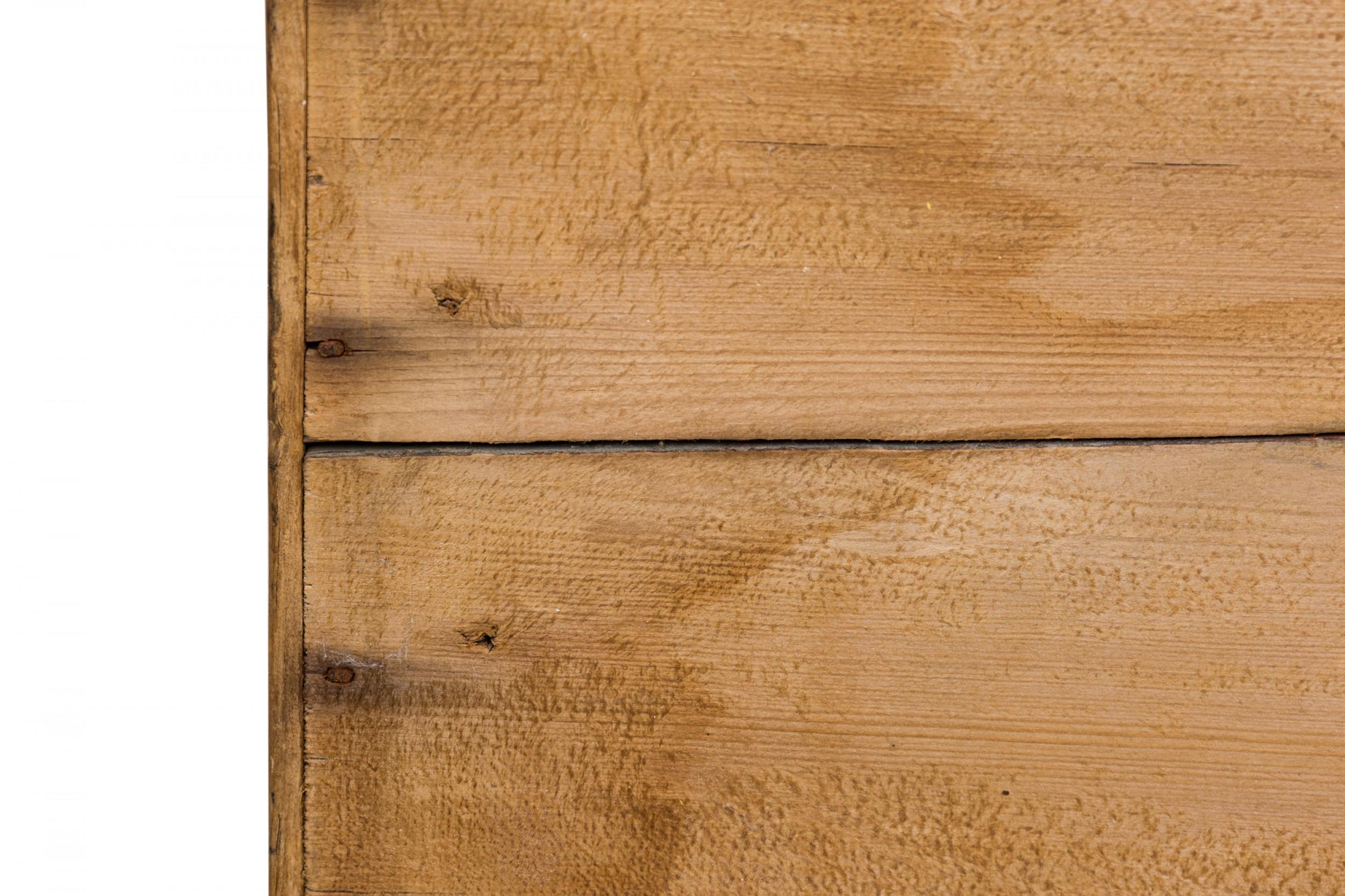 20th Century English Country-Style Pine Wood Kneehole Desk For Sale