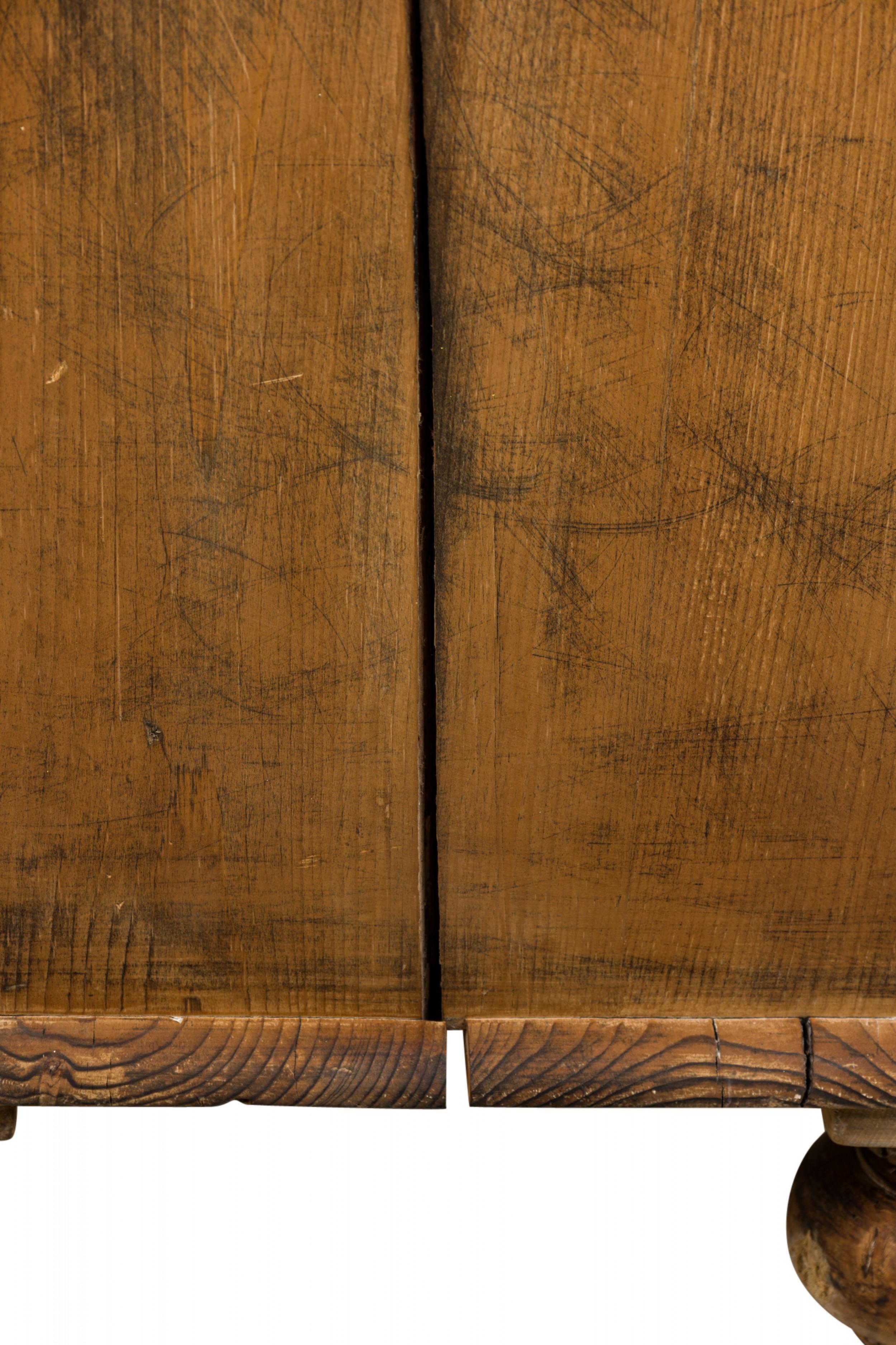 English Country-Style Pine Wood Kneehole Desk For Sale 1