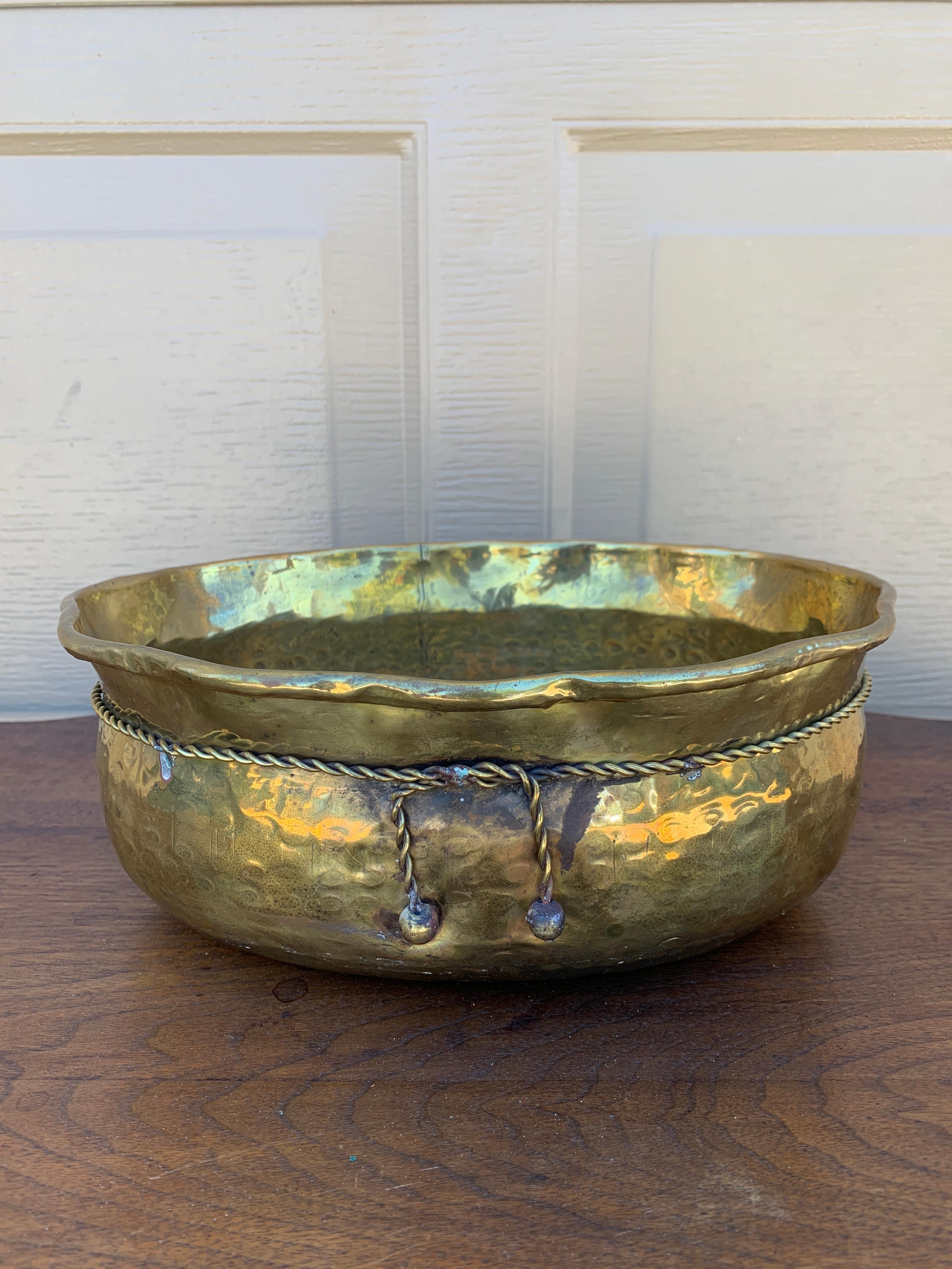 Magnifique cache-pot, jardinière ou vase en laiton massif de style anglais ou provincial français avec une corde en trompe l'oeil.

États-Unis, fin du 20e siècle

Mesures : 11,25 