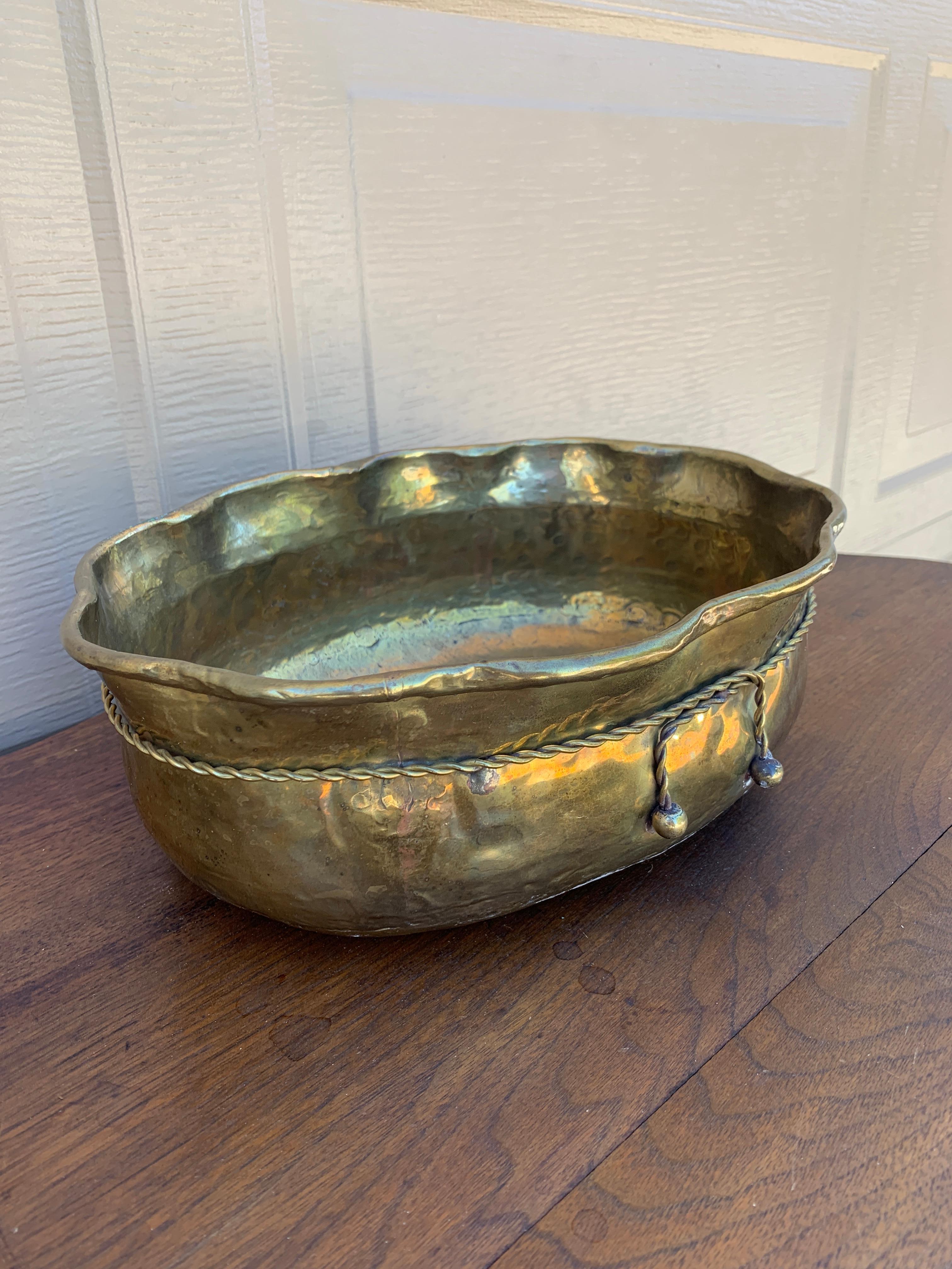 Américain Cache-pot ou jardinière en laiton Trompe L'Oeil de style anglais en vente