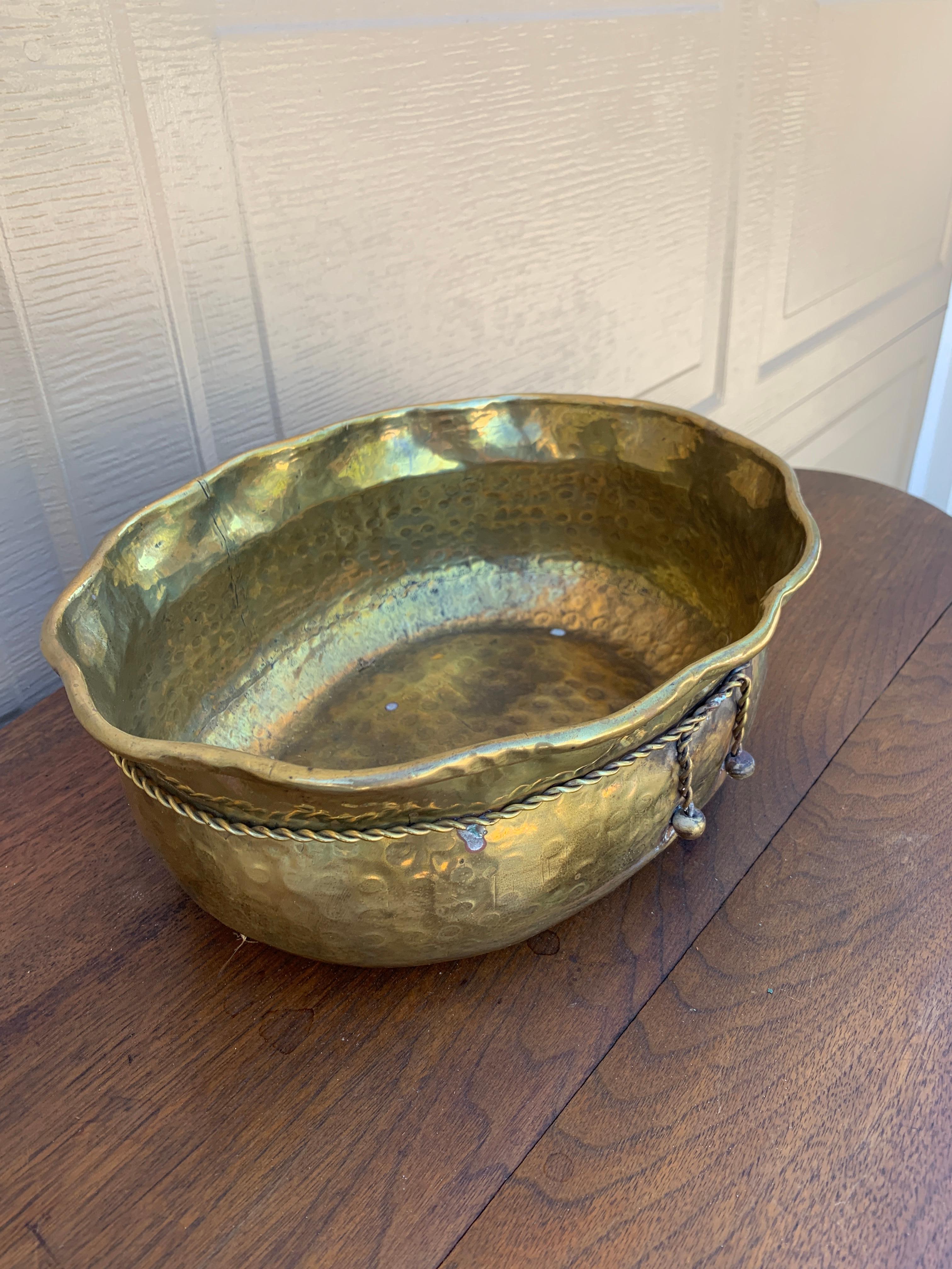 Cache-pot ou jardinière en laiton Trompe L'Oeil de style anglais Bon état - En vente à Elkhart, IN