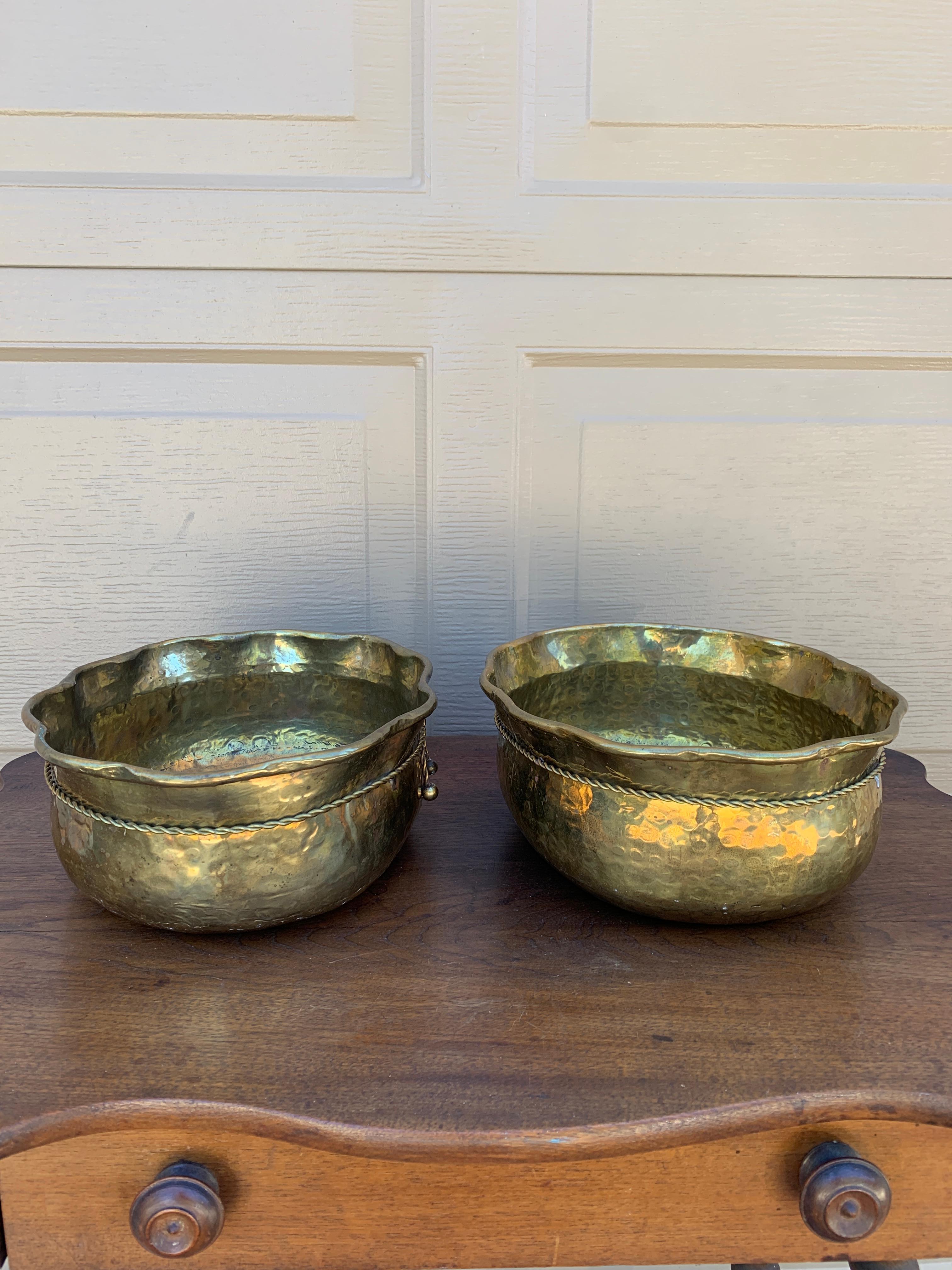 Cachepot o fioriere in ottone in stile country inglese con effetto trompe-l'oeil in vendita 3
