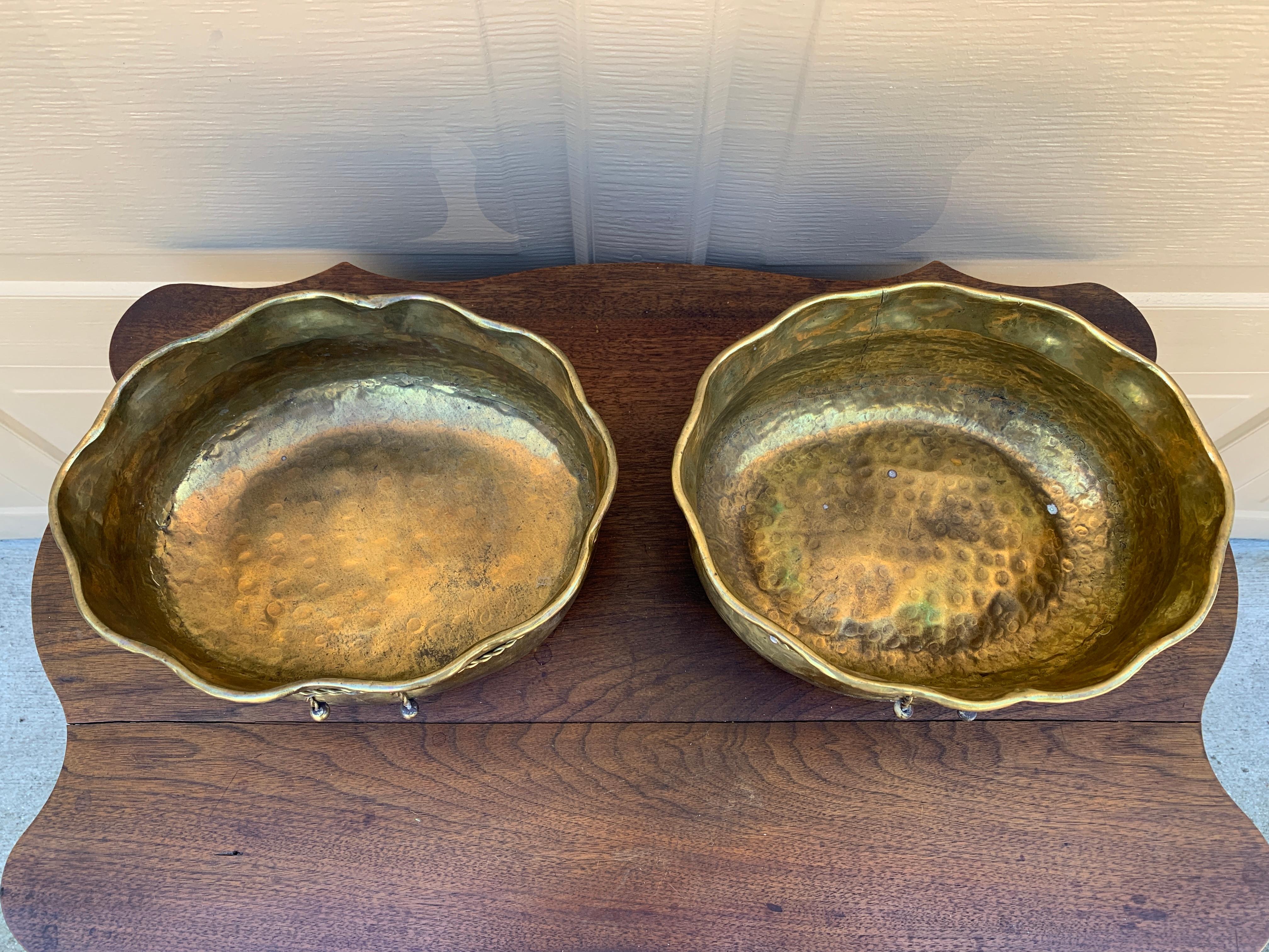 Ottone Cachepot o fioriere in ottone in stile country inglese con effetto trompe-l'oeil in vendita