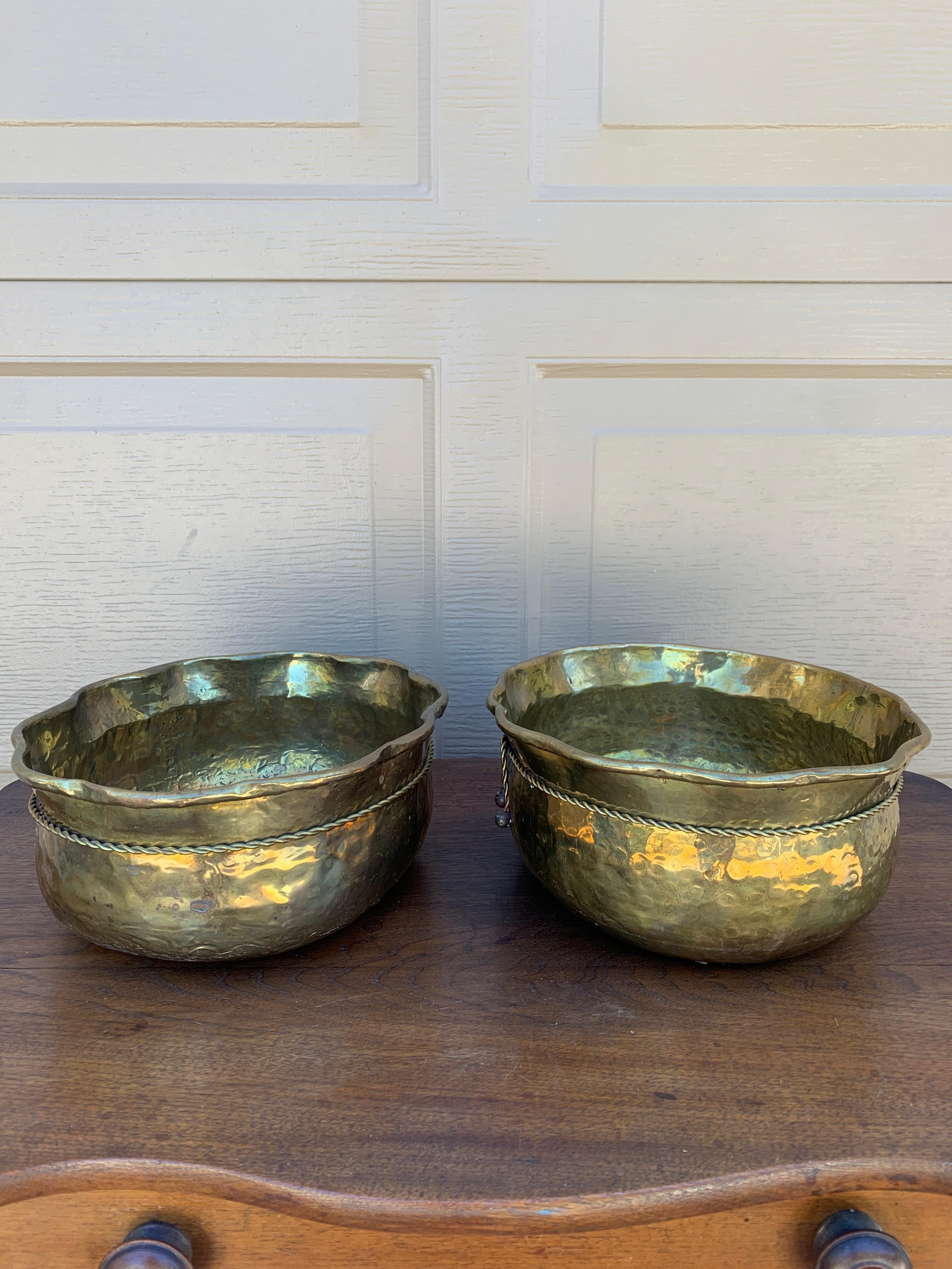 Cachepot o fioriere in ottone in stile country inglese con effetto trompe-l'oeil in vendita 1