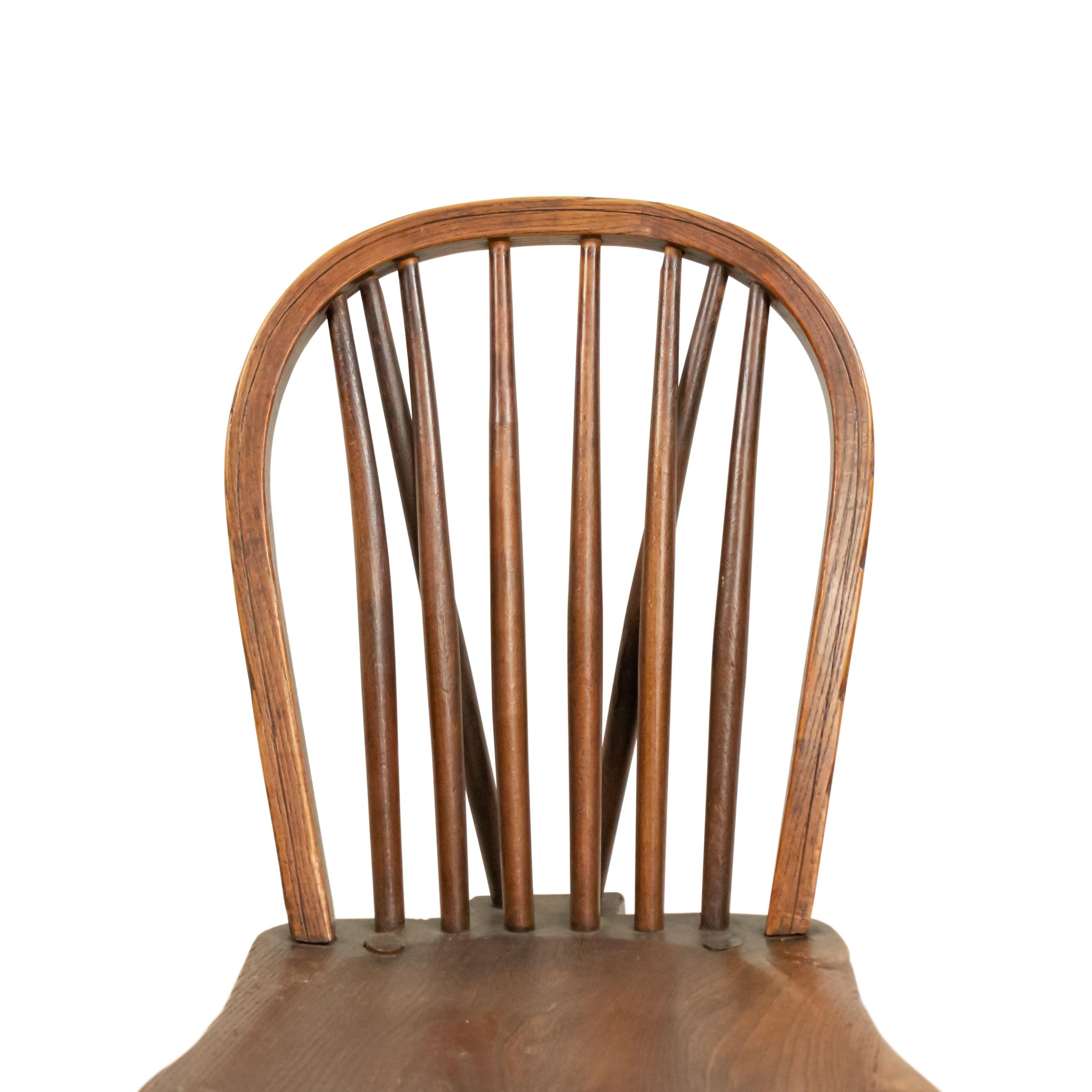 English Country antique walnut windsor side chair with spindle back. (19th Cent.).
 