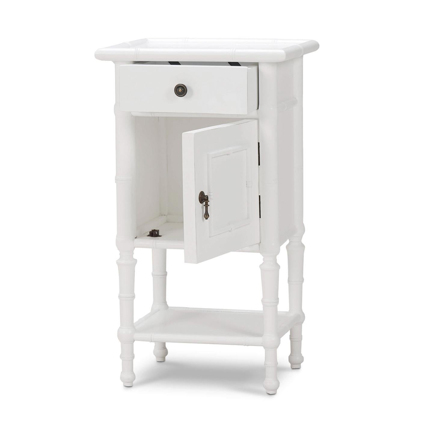 Un mélange sophistiqué de design intemporel et de fonctionnalité moderne. Cette table d'appoint de style Regency est dotée d'un cadre en bois peint en blanc architectural légèrement vieilli, ce qui lui confère à la fois une grande durabilité et un