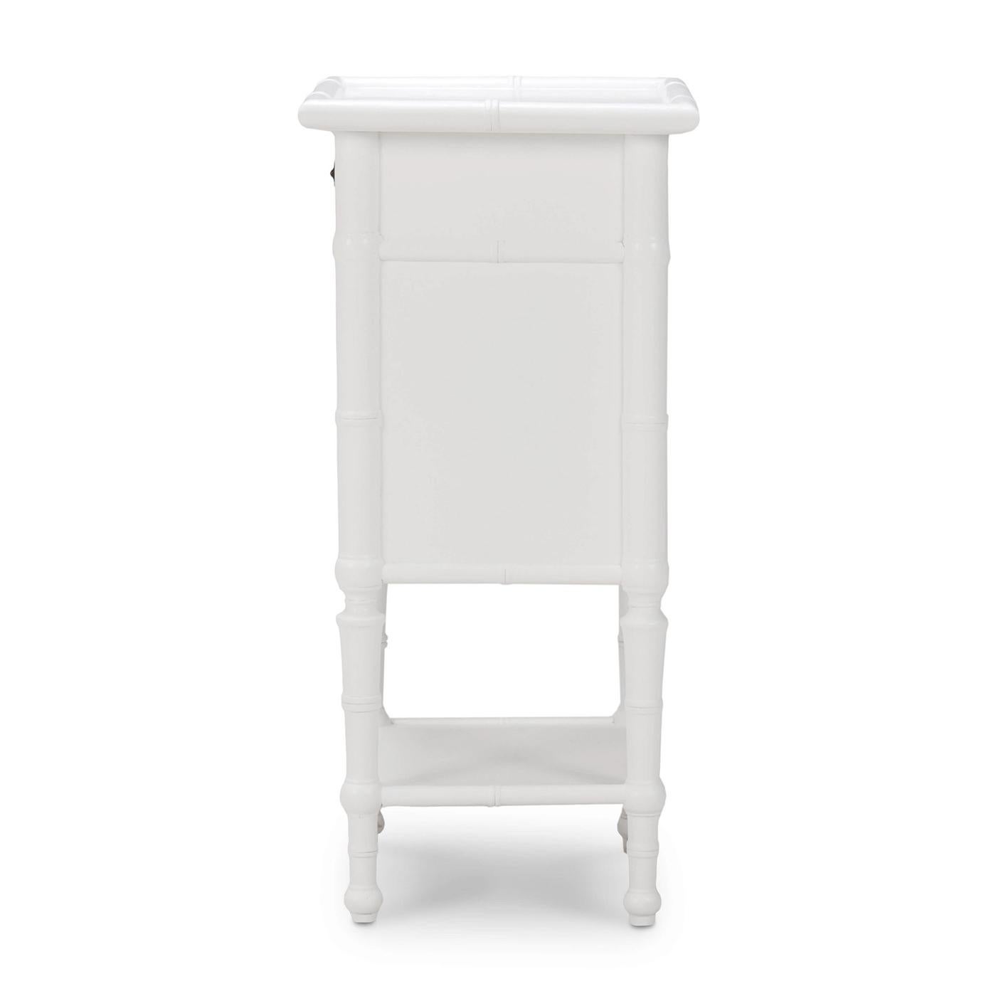 Indonésien Table d'appoint de style campagne anglaise peinte en blanc en vente