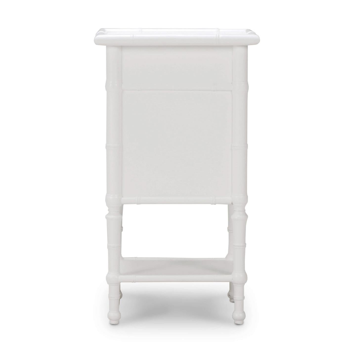 Table d'appoint de style campagne anglaise peinte en blanc Neuf - En vente à Westwood, NJ