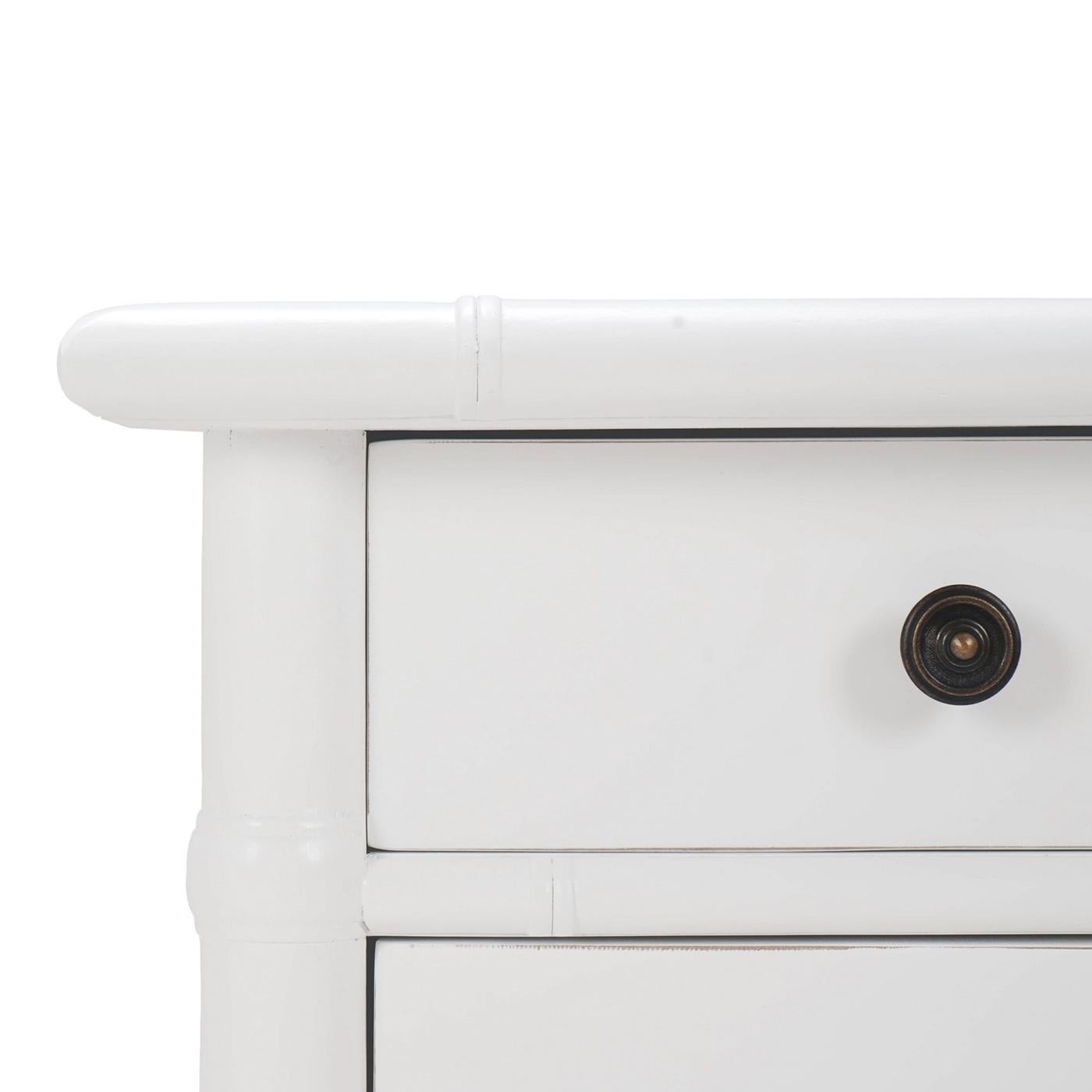Bois Table d'appoint de style campagne anglaise peinte en blanc en vente