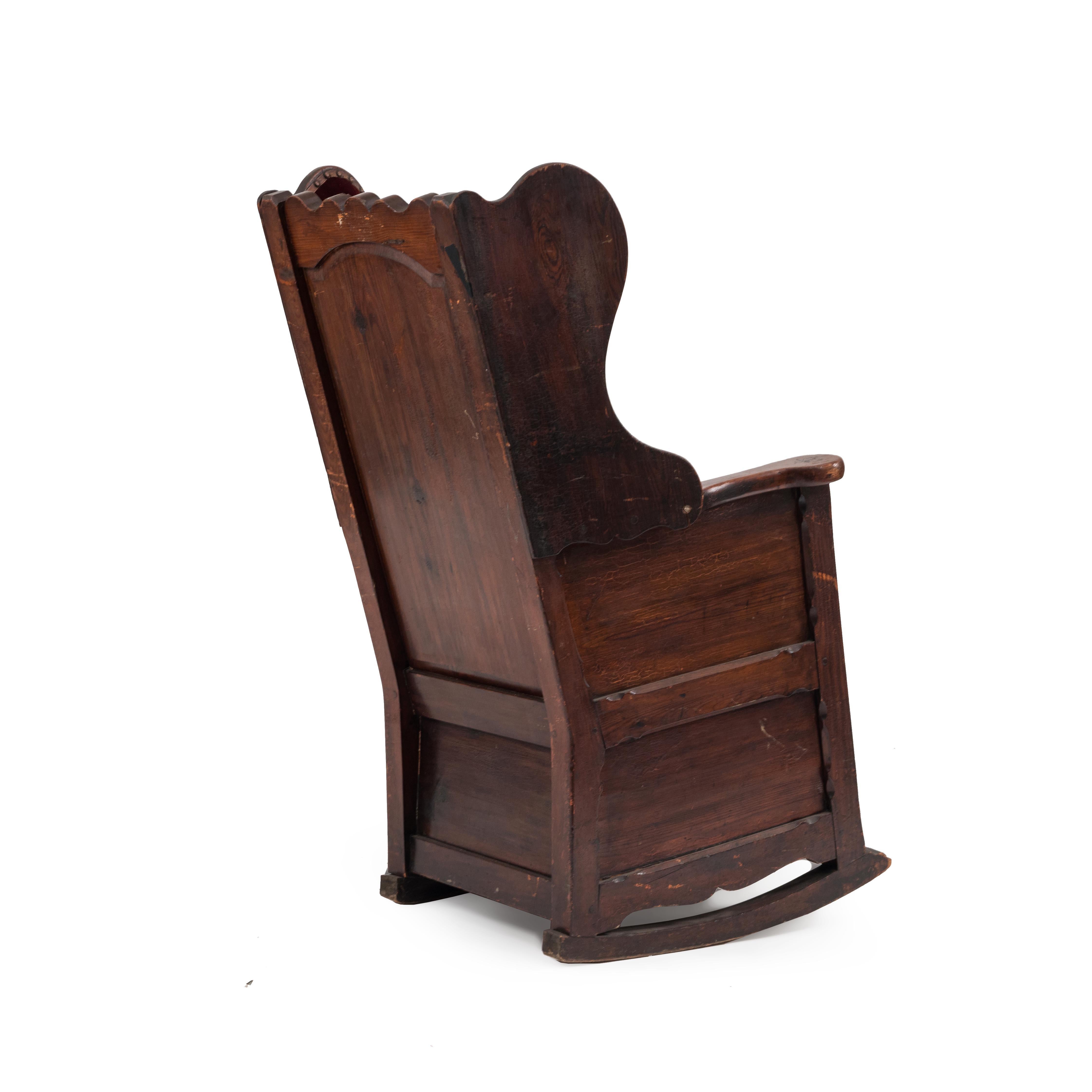 English Country Winged Pine Rocking Chair In Good Condition For Sale In New York, NY
