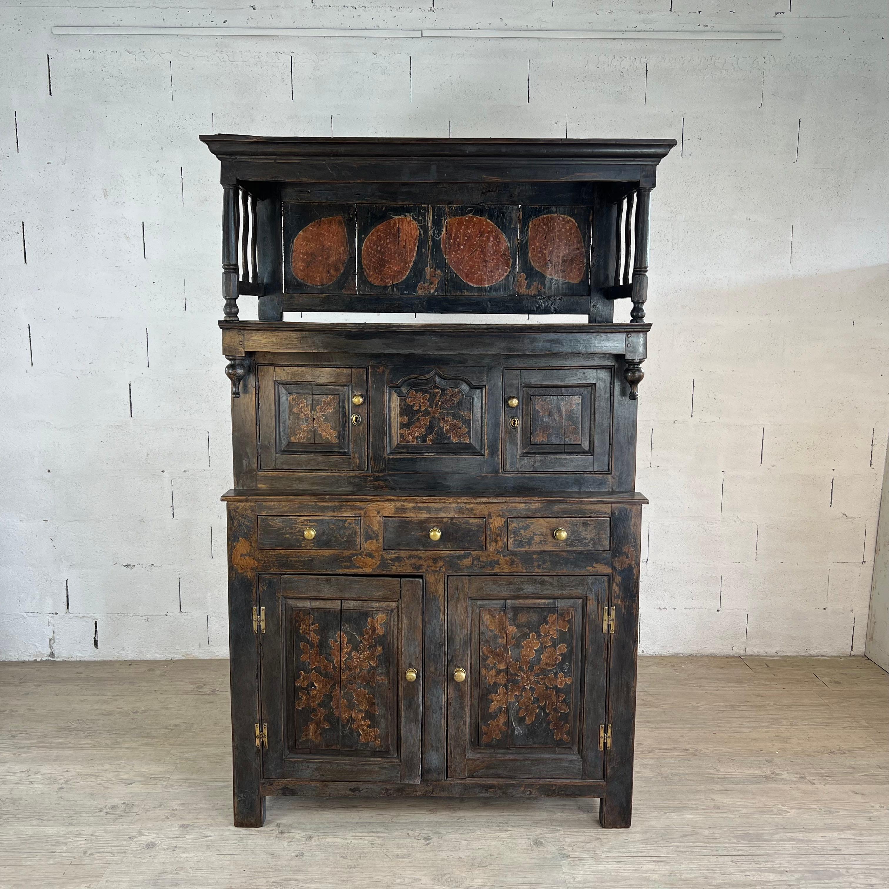 Ein seltener spätelisabethanischer / frühjakobinischer Hofschrank (auch Livery Cupboard genannt), der aus drei Teilen besteht und aus Nordengland (Region Lancashire / Yorkshire) stammt. Das aus Eichenholz gefertigte Stück weist noch bemerkenswerte
