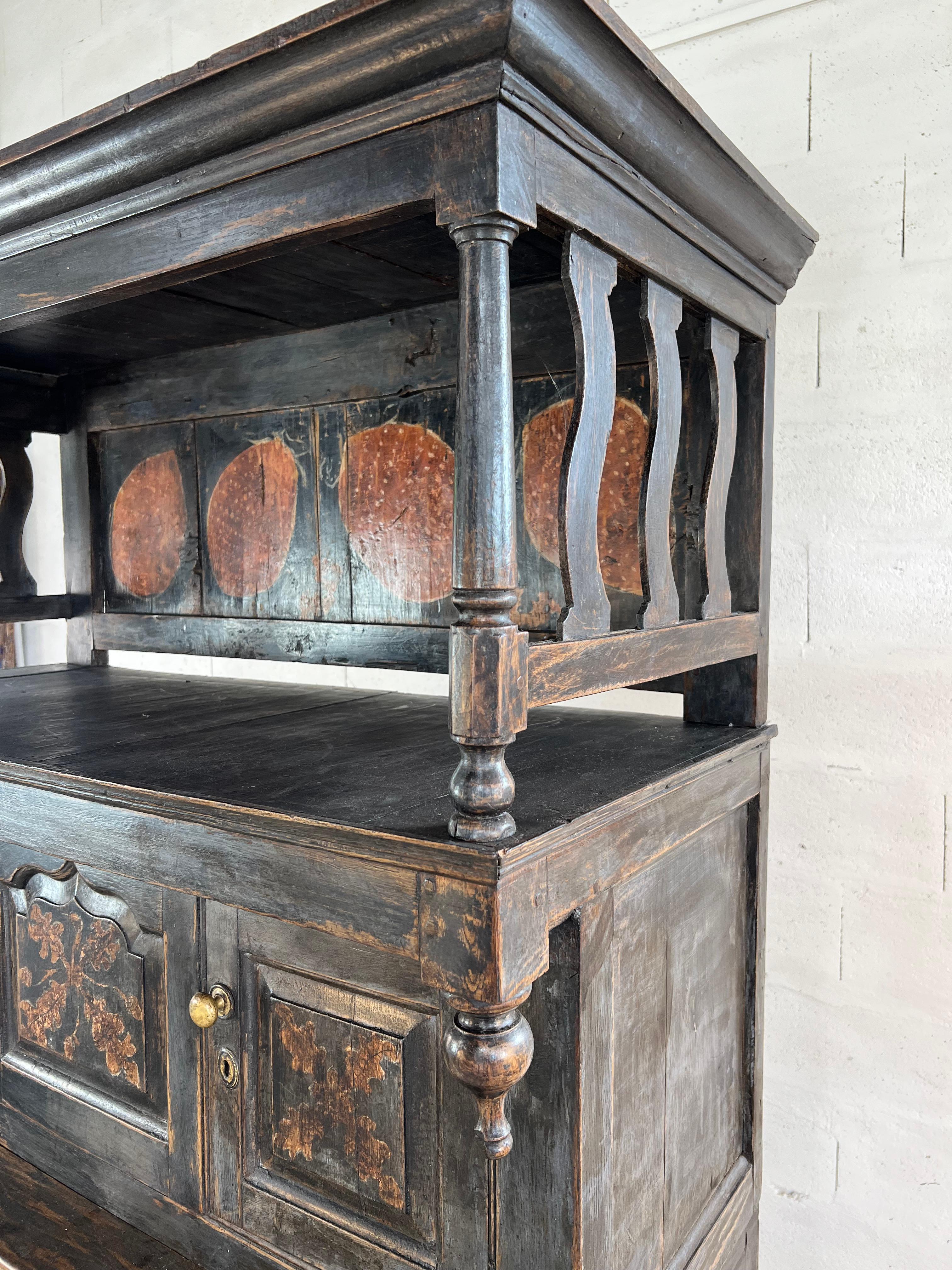 Englischer Hofschrank aus polychromer Eiche - Lancashire / Yorkshire, um 1600-1620 (Holz) im Angebot