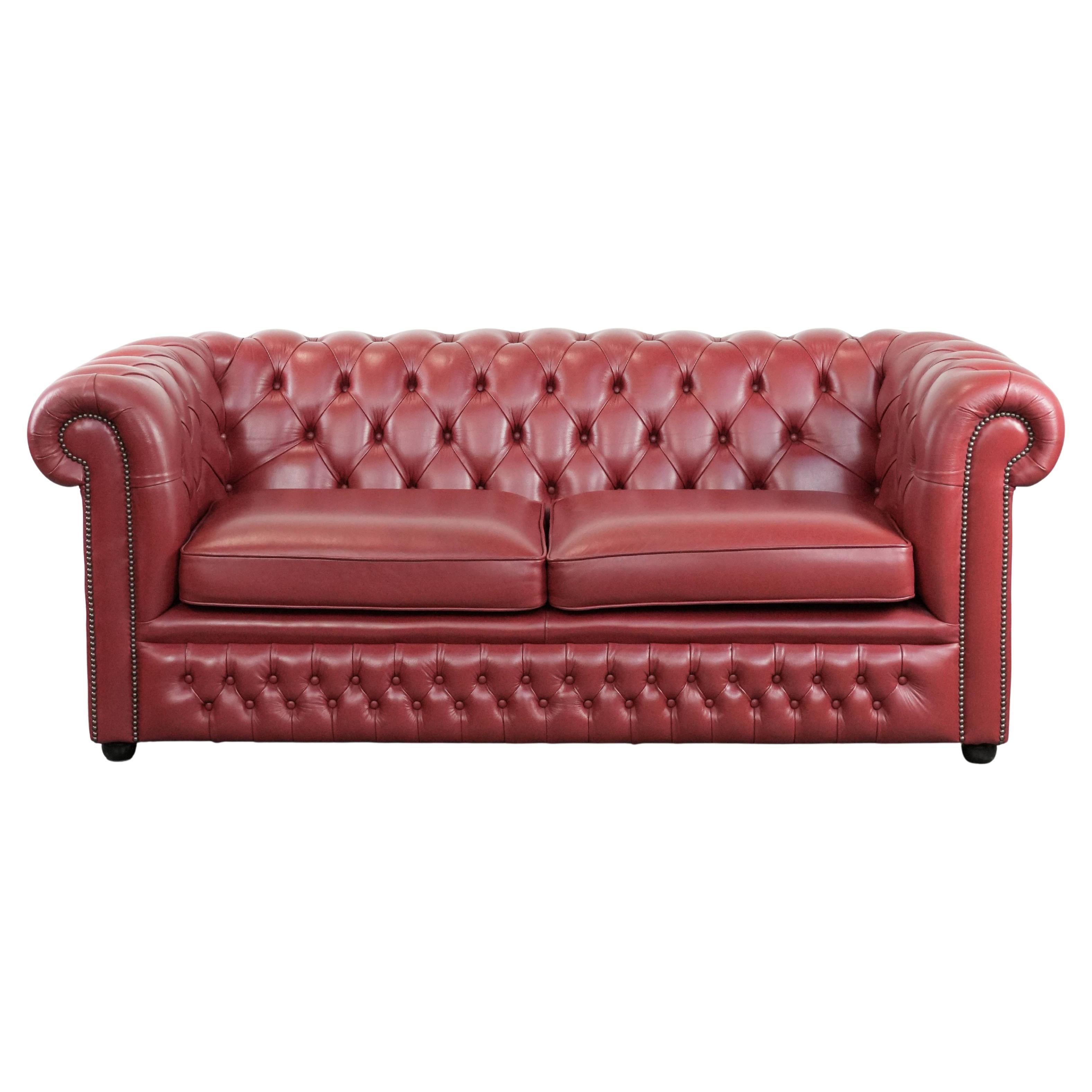 Chesterfield 2,5-Sitzer-Sofa aus englischem Rindsleder in einem atemberaubenden Rot im Angebot