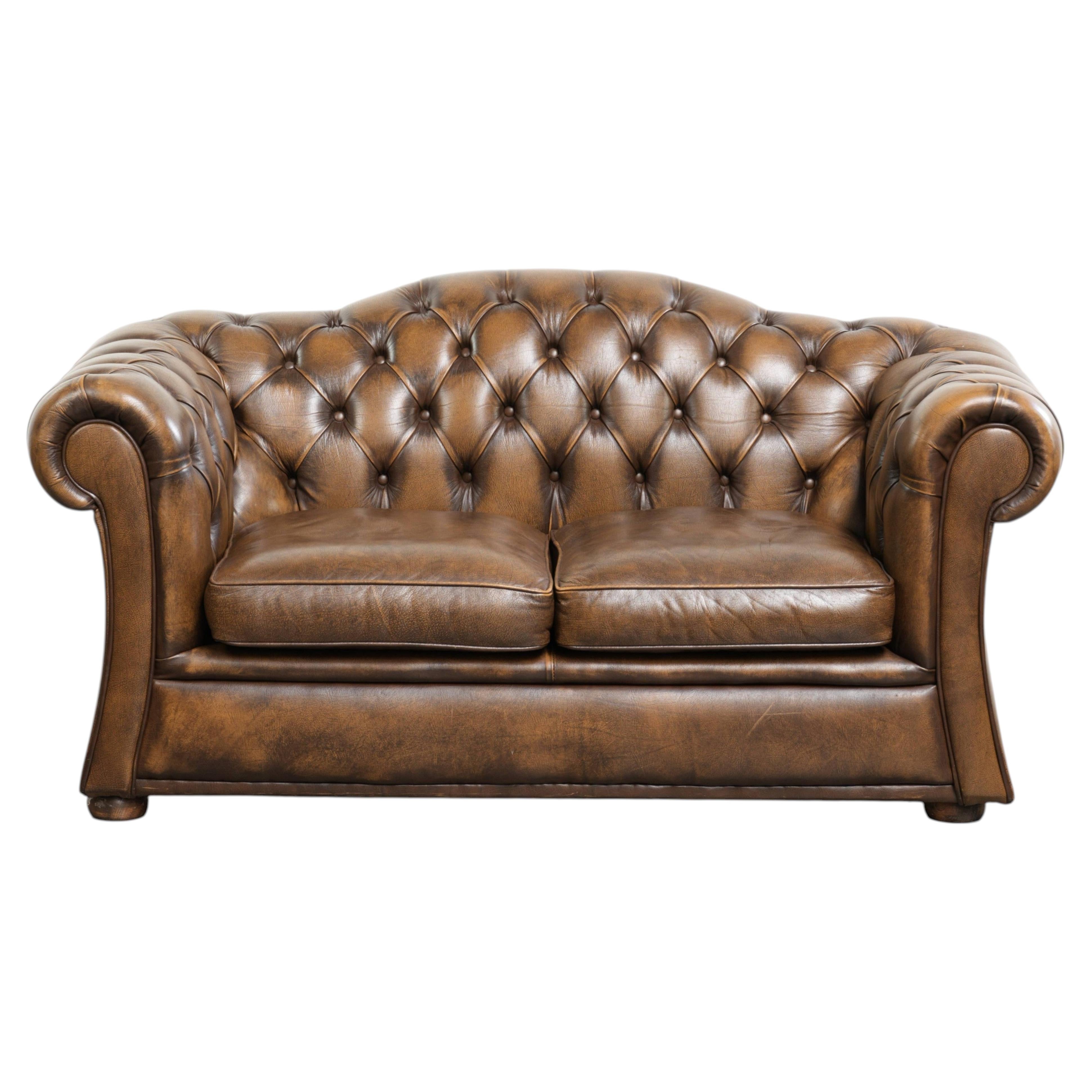 Zweisitzer-Chesterfield-Sofa aus englischem Rindsleder in einer edlen Farbe im Angebot