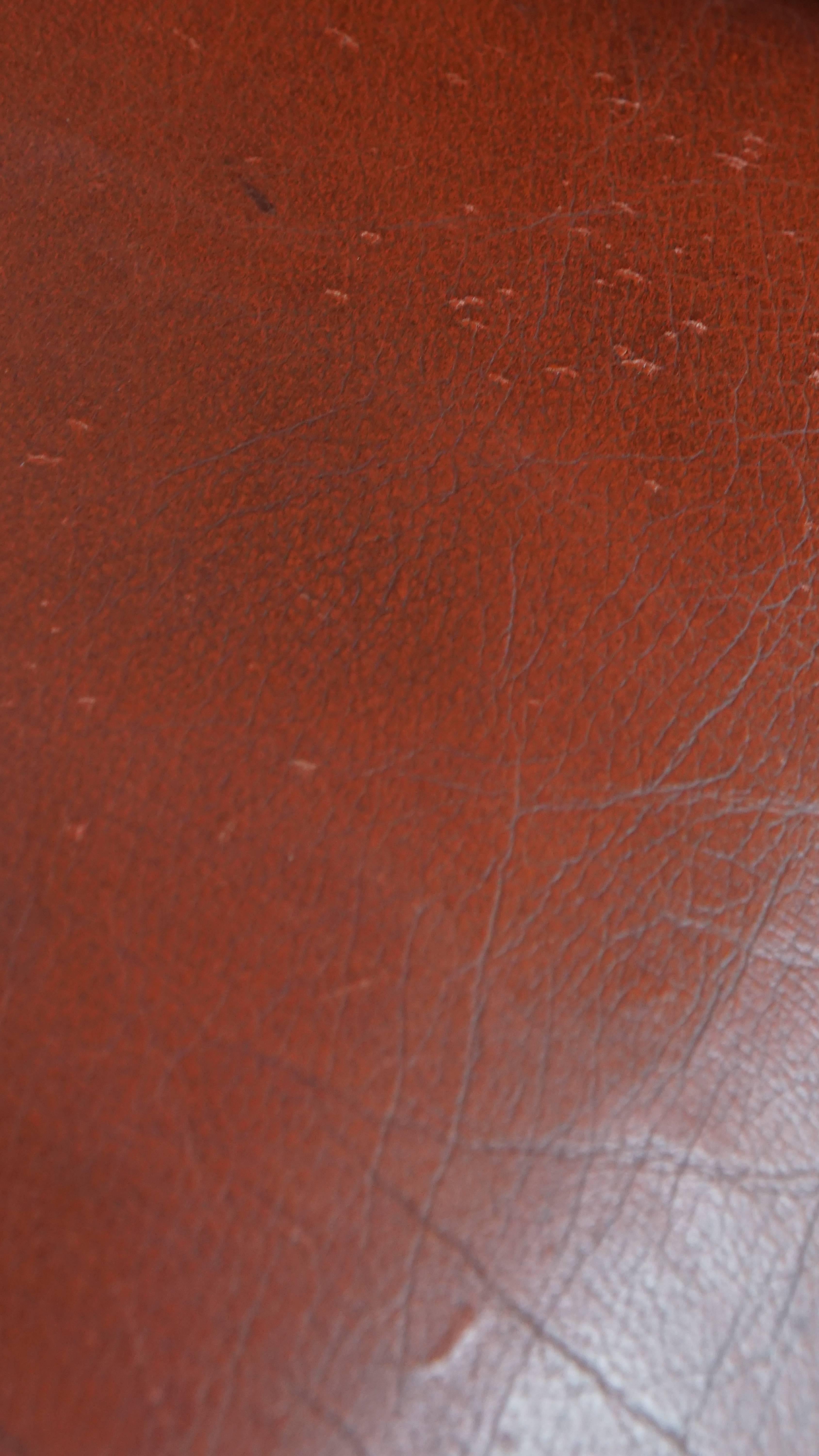 Fauteuil Chesterfield anglais en cuir de vache par Springvale en vente 8