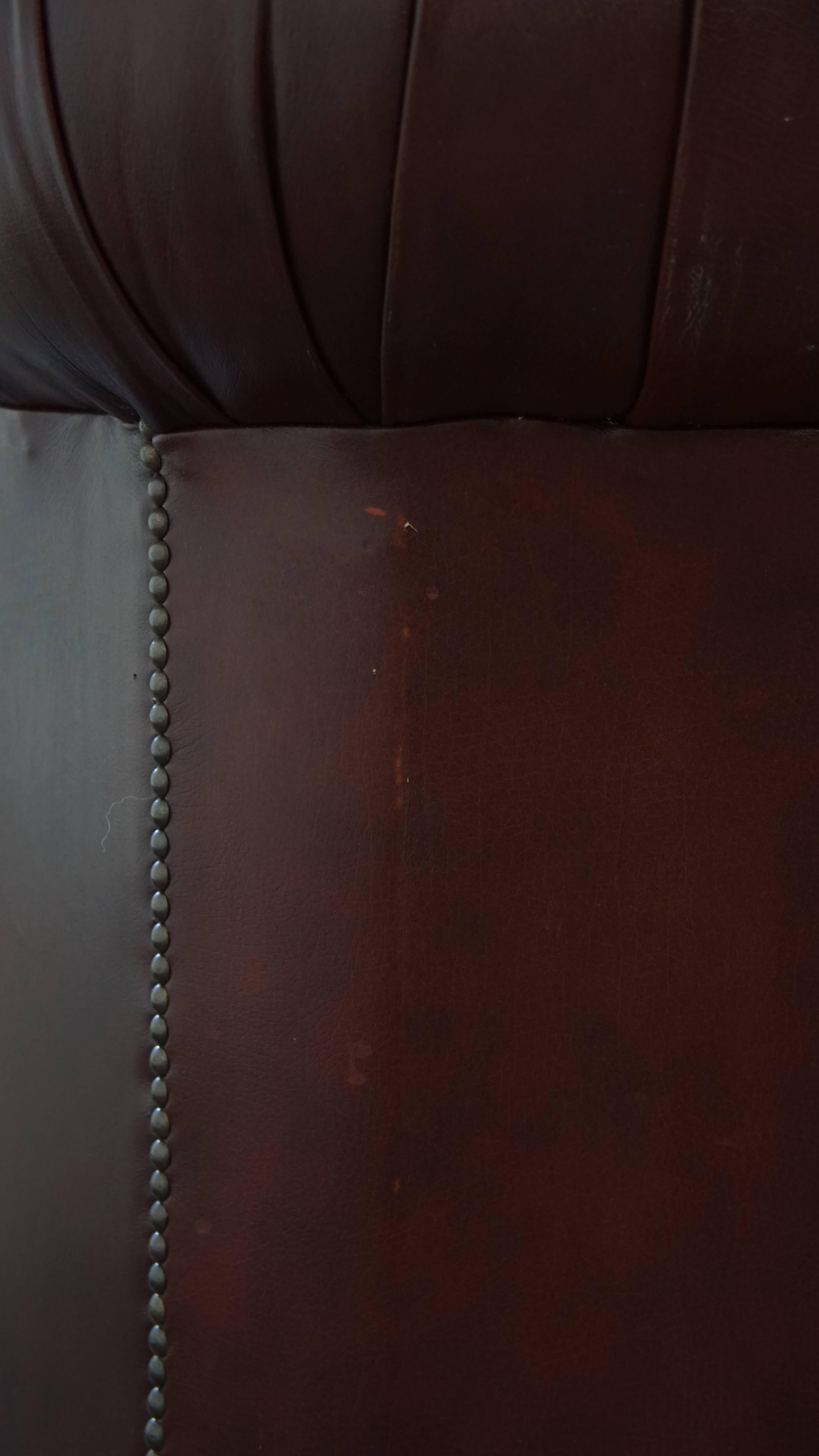 Fauteuil Chesterfield anglais en cuir de vache par Springvale en vente 9
