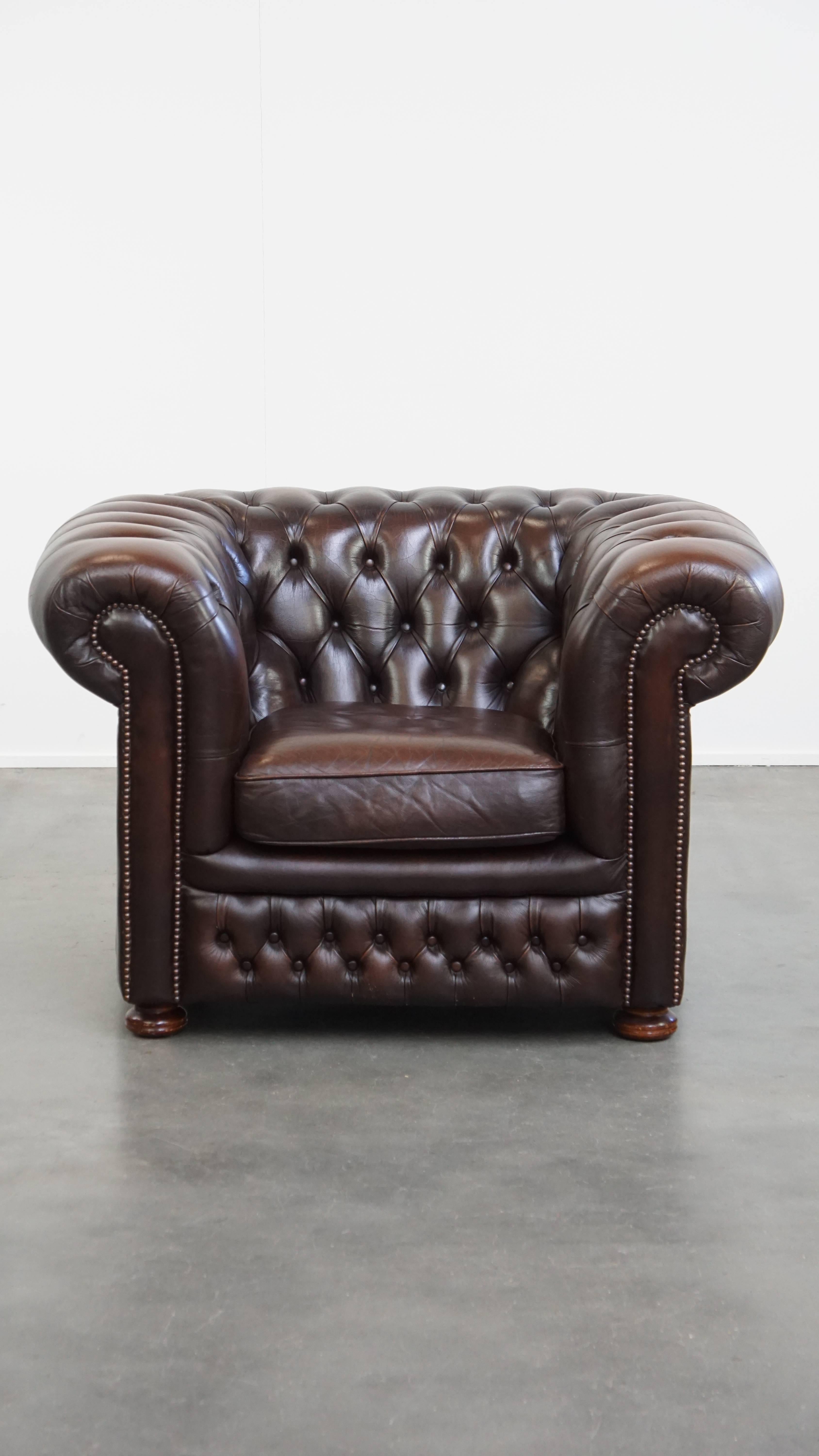 Offert : cet impressionnant fauteuil Chesterfield en cuir de vachette anglais, à l'assise confortable et à la couleur sombre et profonde. Ce majestueux fauteuil Chesterfield anglais présente un design intemporel et classique, ce qui permet de