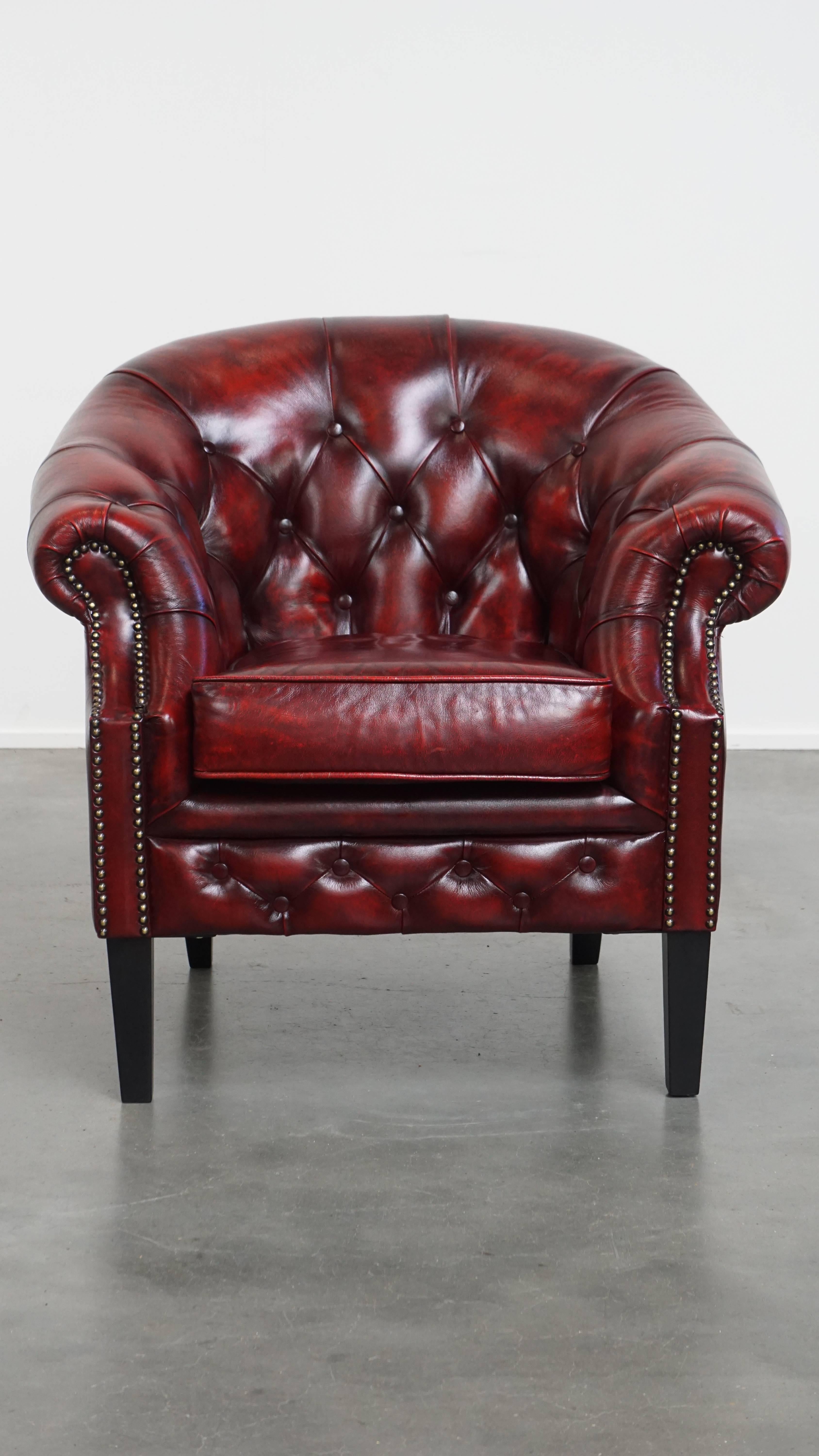 Nous vous proposons ce magnifique fauteuil club Chesterfield en cuir de vachette anglais, dans une finition rouge saisissante.

Ce superbe fauteuil Chesterfield rouge attire tous les regards et constitue un ajout fantastique pour tout amateur !