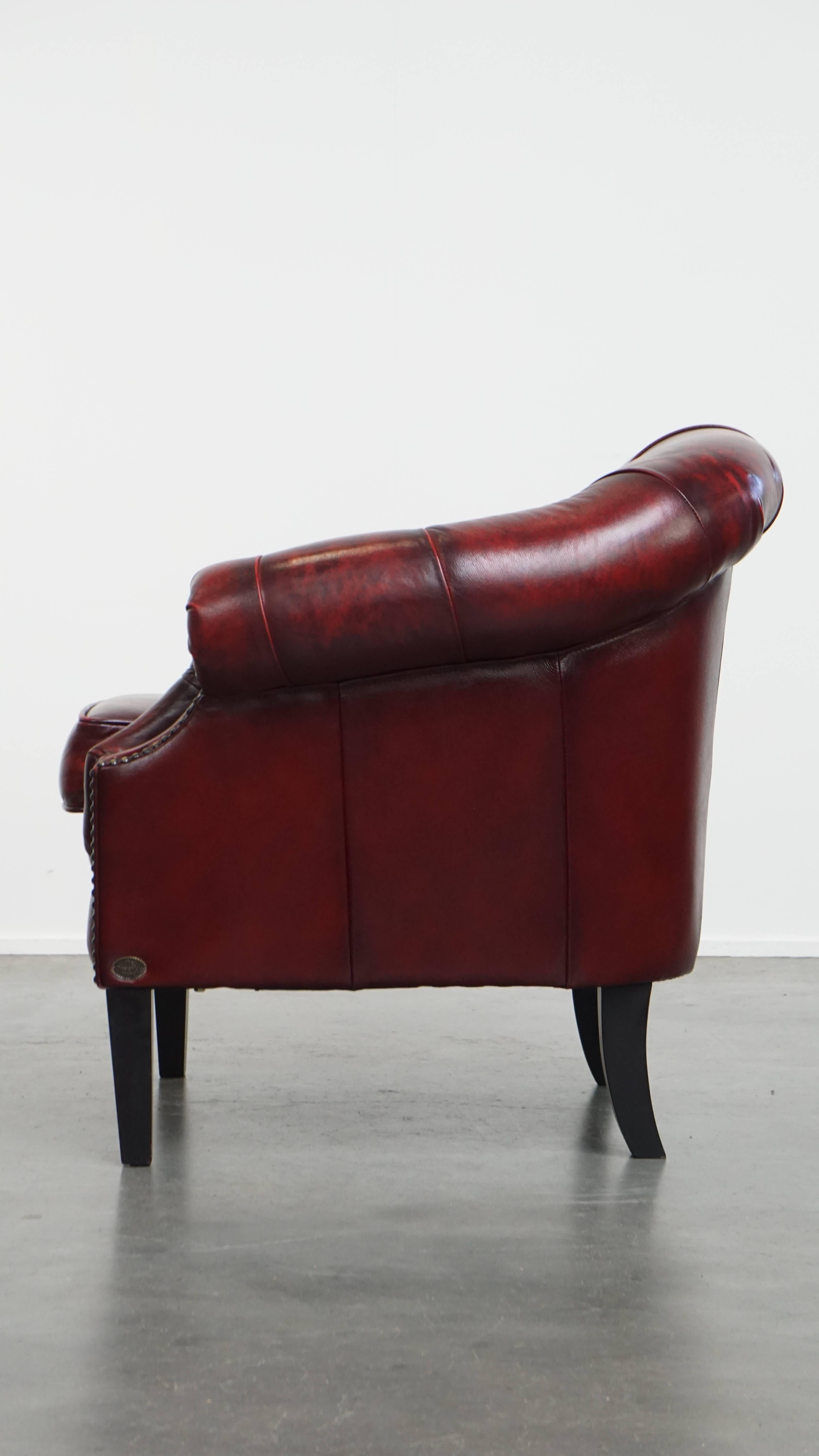 20ième siècle Fauteuil club anglais en cuir de vache Chesterfield en vente