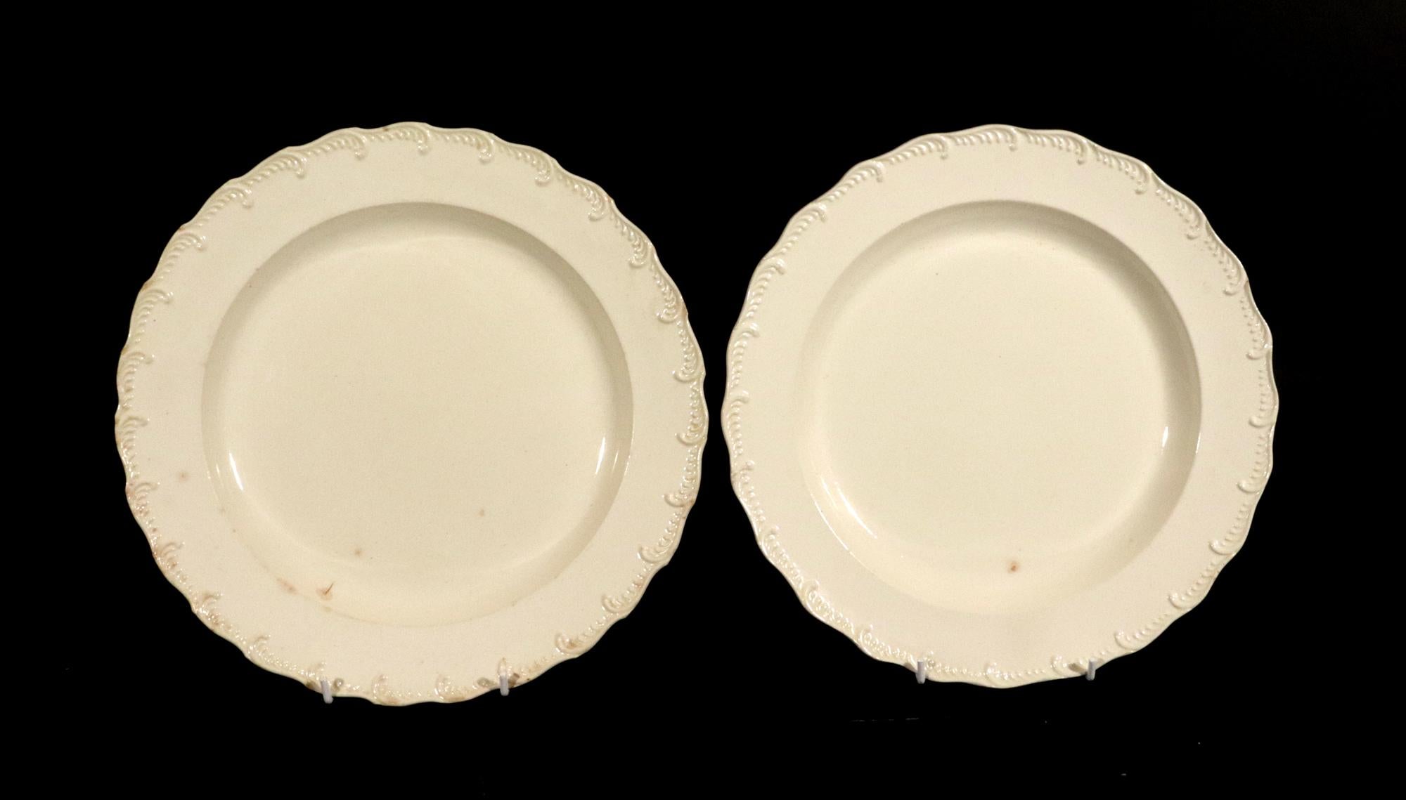Grandes assiettes bordées de plumes en Creamware anglais du 18e siècle - Lot de dix en vente 5