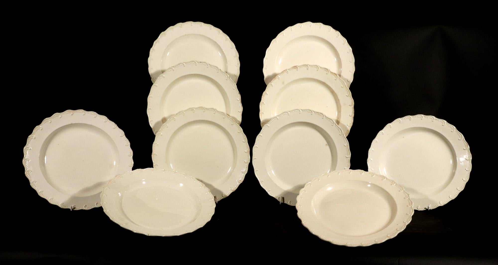 Grandes assiettes bordées de plumes en Creamware anglais du 18e siècle - Lot de dix en vente 6