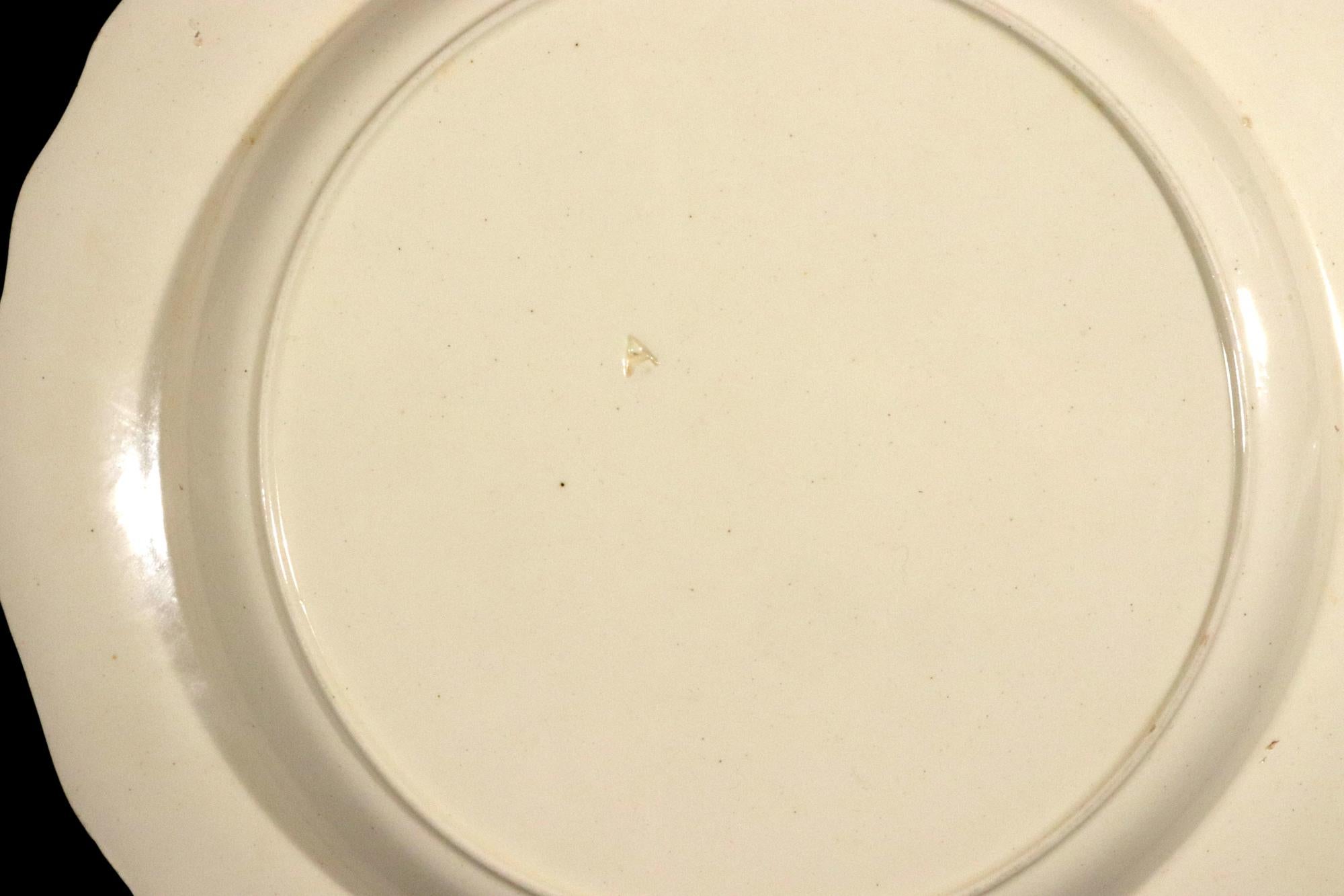Grandes assiettes en Creamware anglaises du XVIIIe siècle à bord plumeux,
Lot de dix,
Vers 1770

Les grandes assiettes circulaires sont des assiettes à crème non décorées avec un bord moulé en forme de plume.

Notes : 2 avec un 