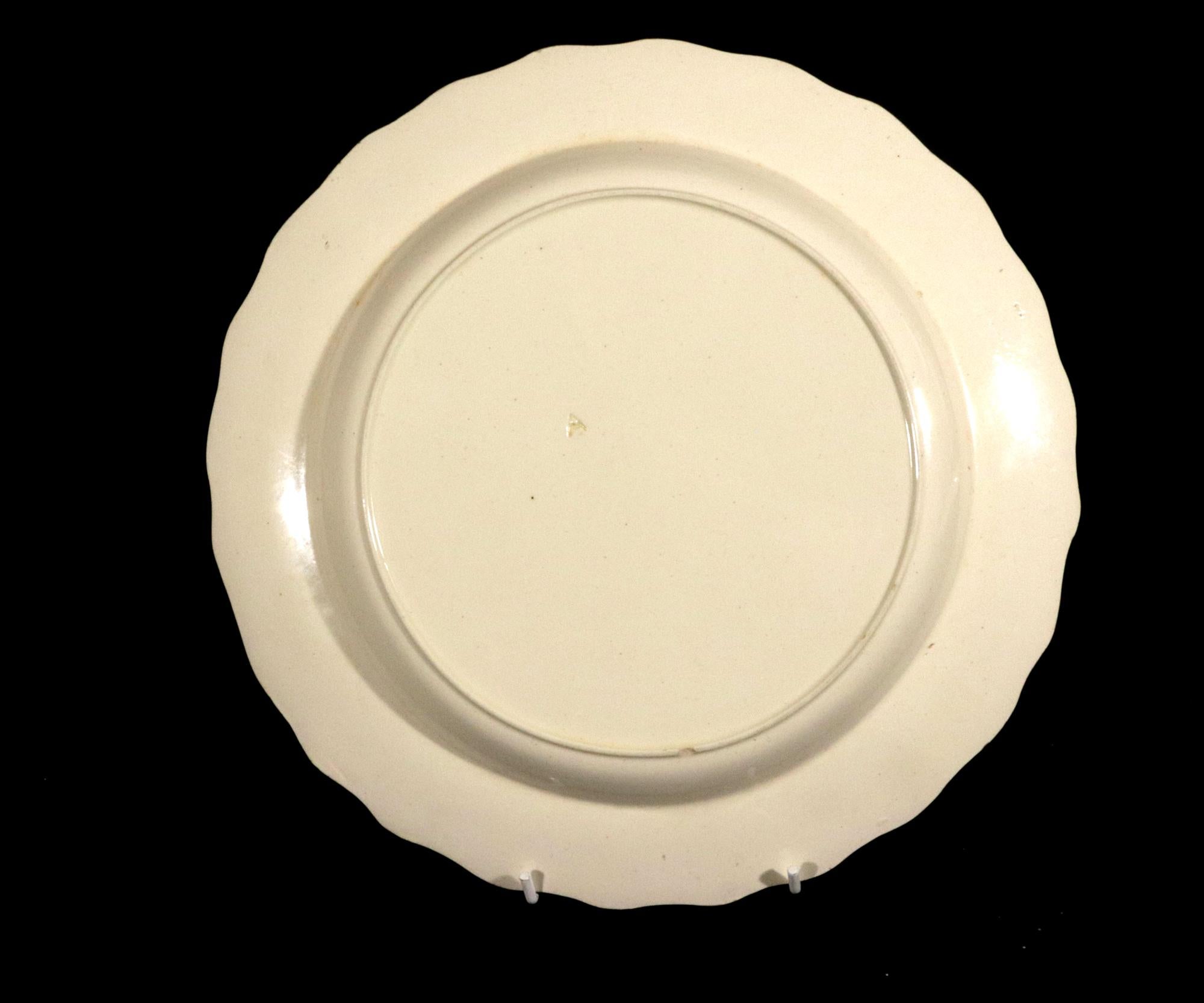 Georgien Grandes assiettes bordées de plumes en Creamware anglais du 18e siècle - Lot de dix en vente