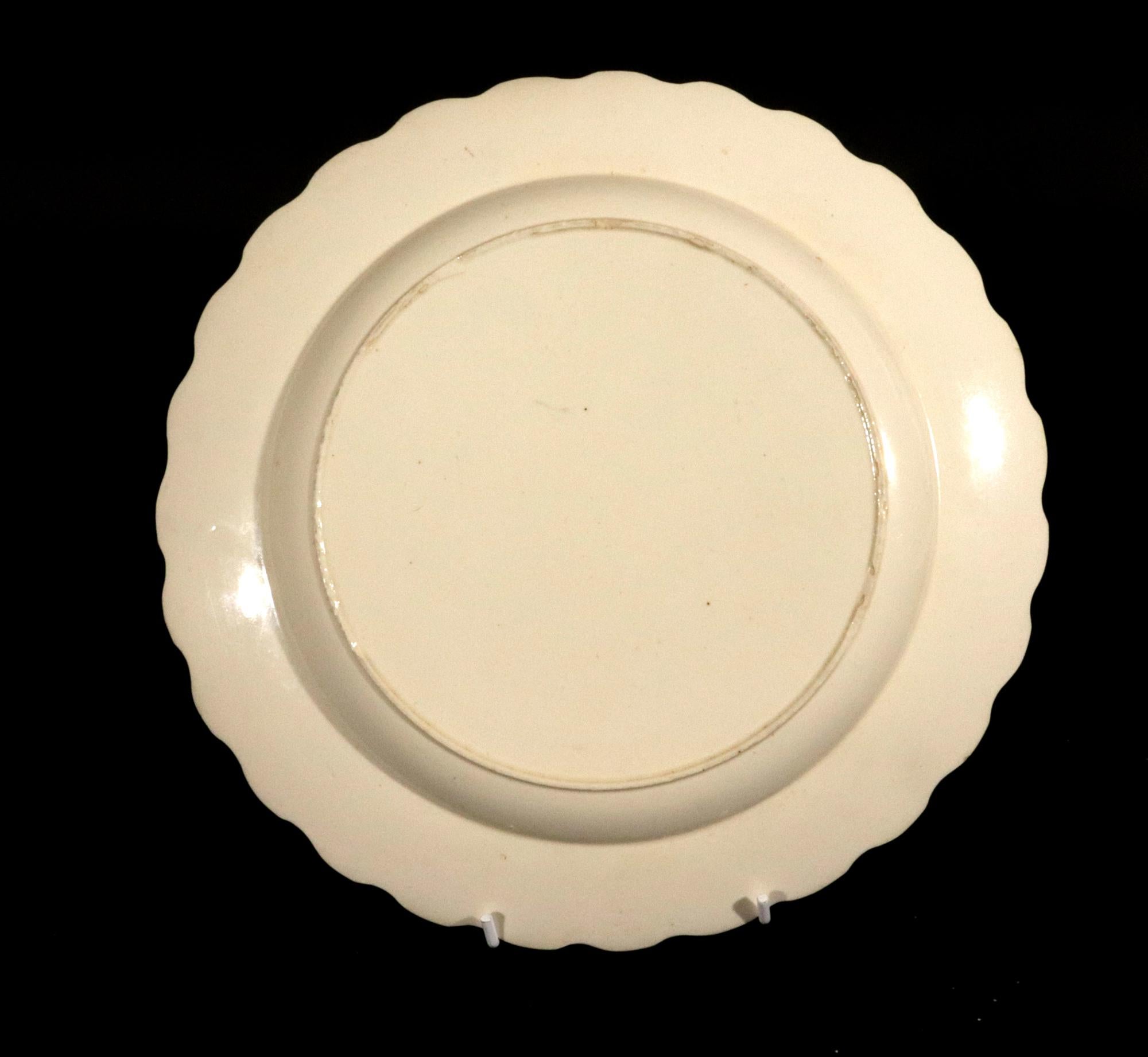 Grandes assiettes bordées de plumes en Creamware anglais du 18e siècle - Lot de dix Bon état - En vente à Downingtown, PA