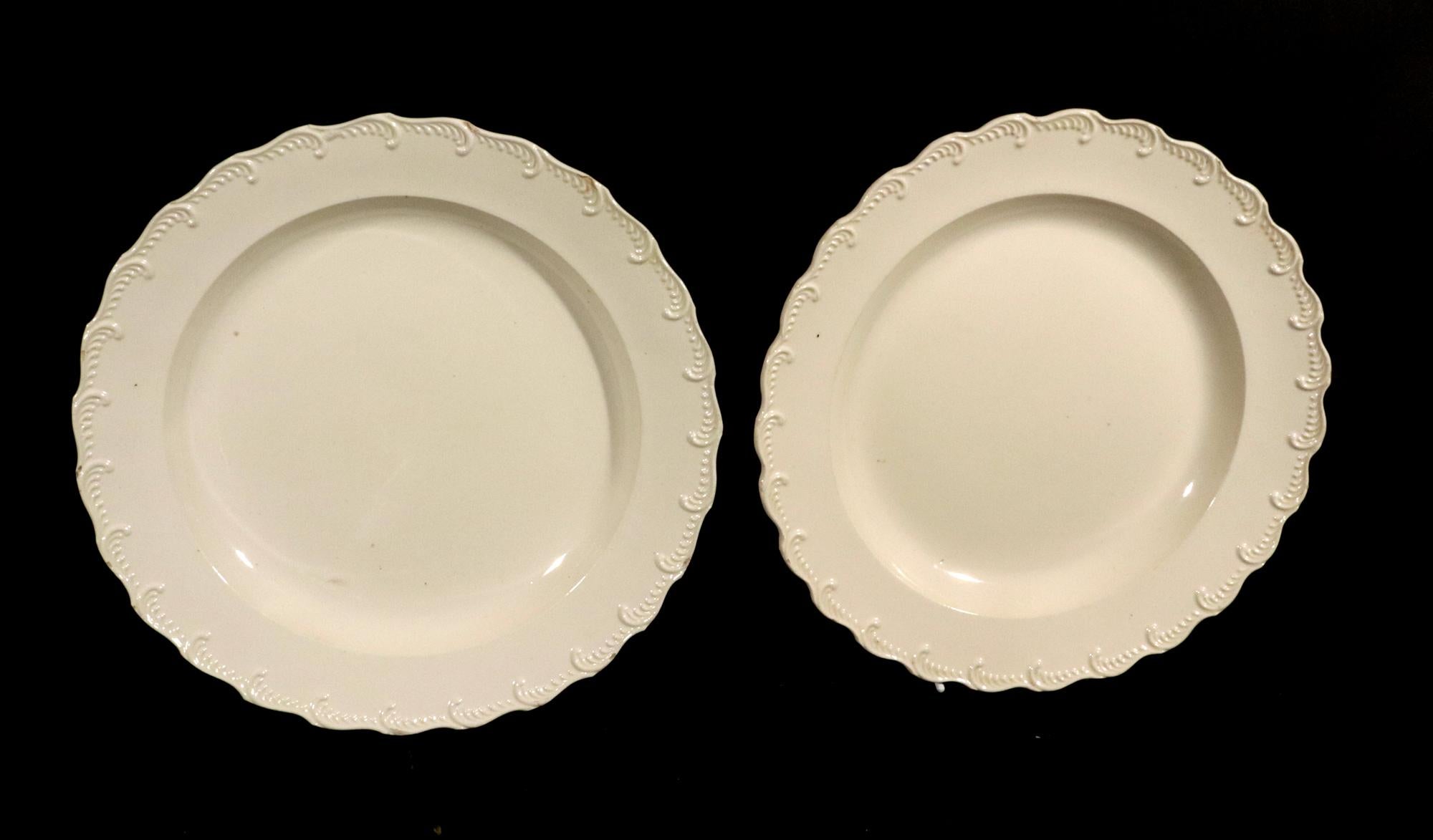 Fin du XVIIIe siècle Grandes assiettes bordées de plumes en Creamware anglais du 18e siècle - Lot de dix en vente
