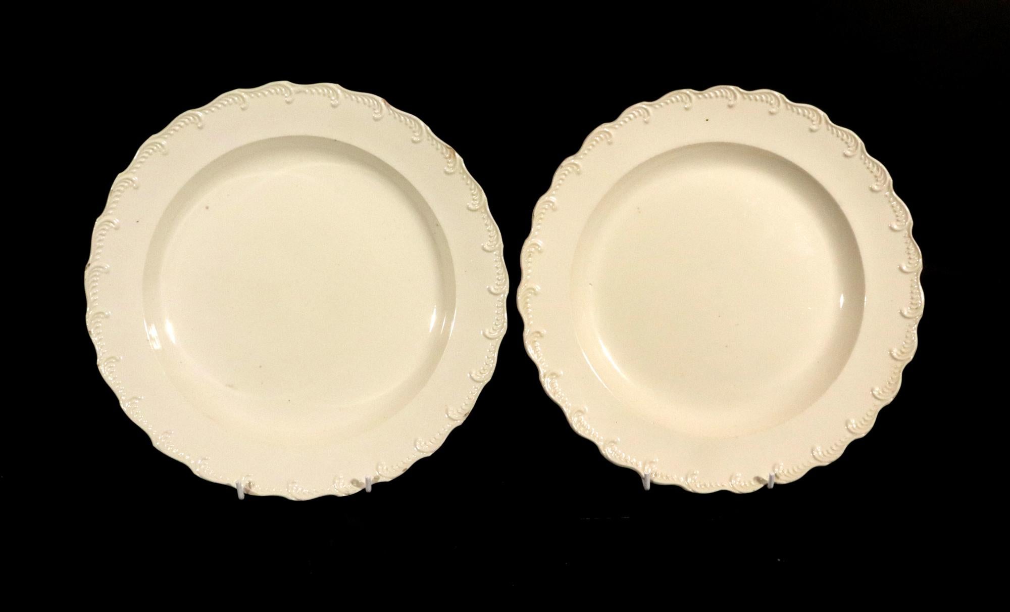 Grandes assiettes bordées de plumes en Creamware anglais du 18e siècle - Lot de dix en vente 1