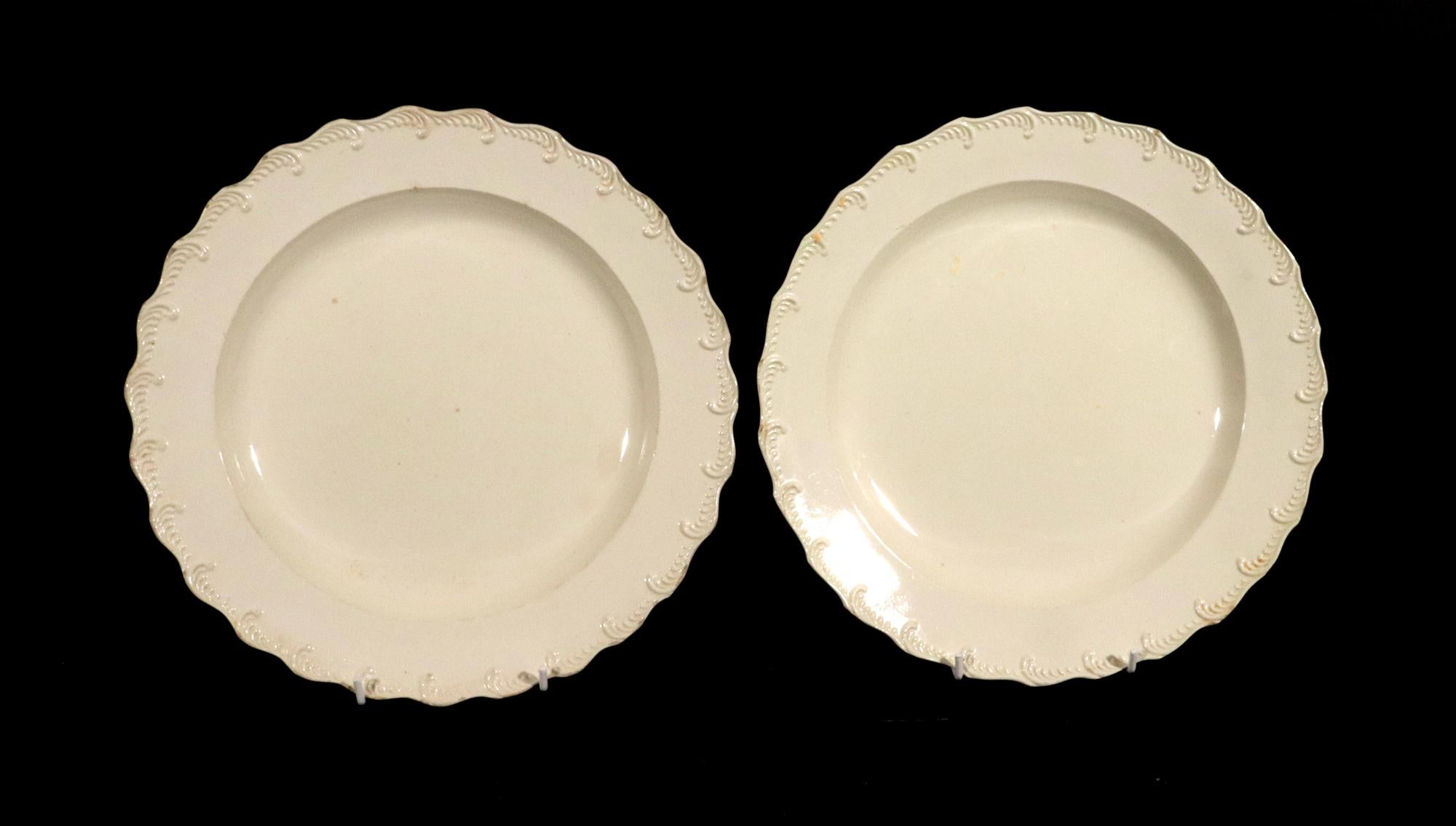 Grandes assiettes bordées de plumes en Creamware anglais du 18e siècle - Lot de dix en vente 2