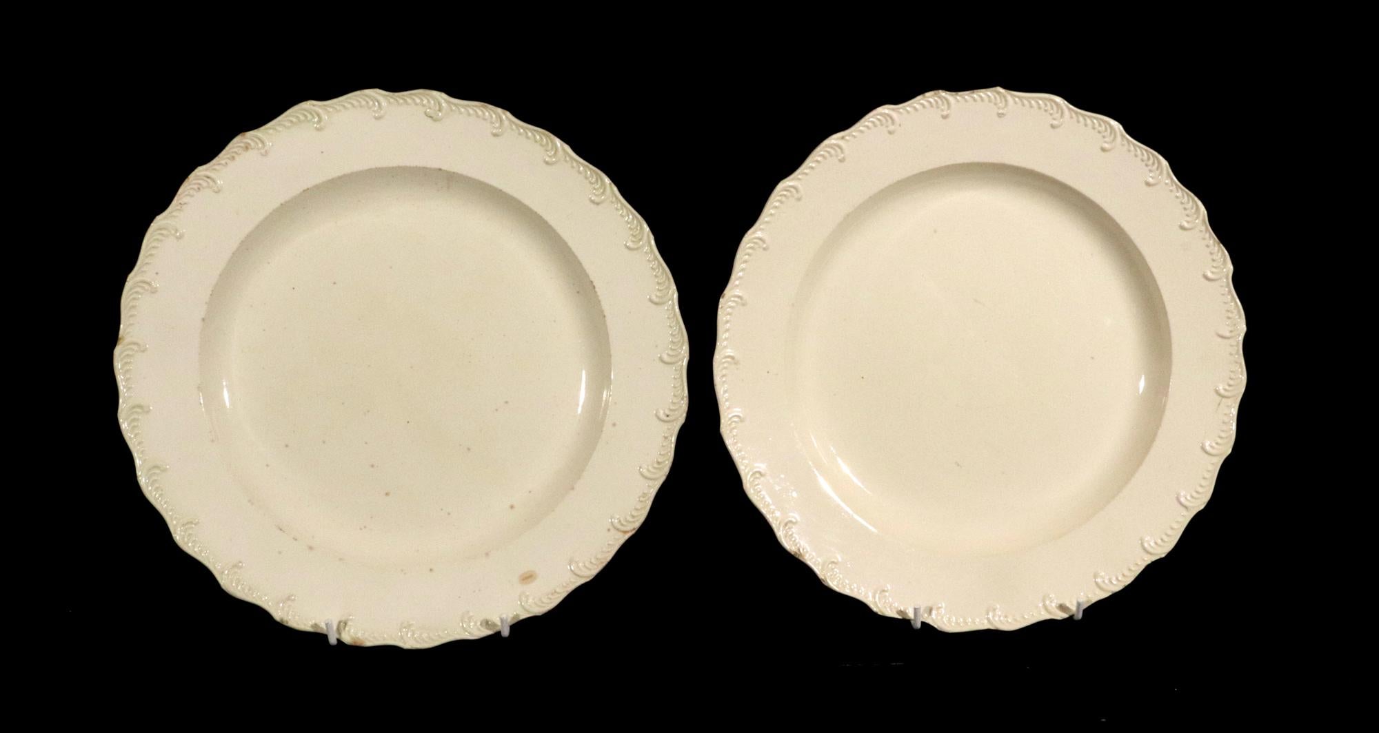 Grandes assiettes bordées de plumes en Creamware anglais du 18e siècle - Lot de dix en vente 3