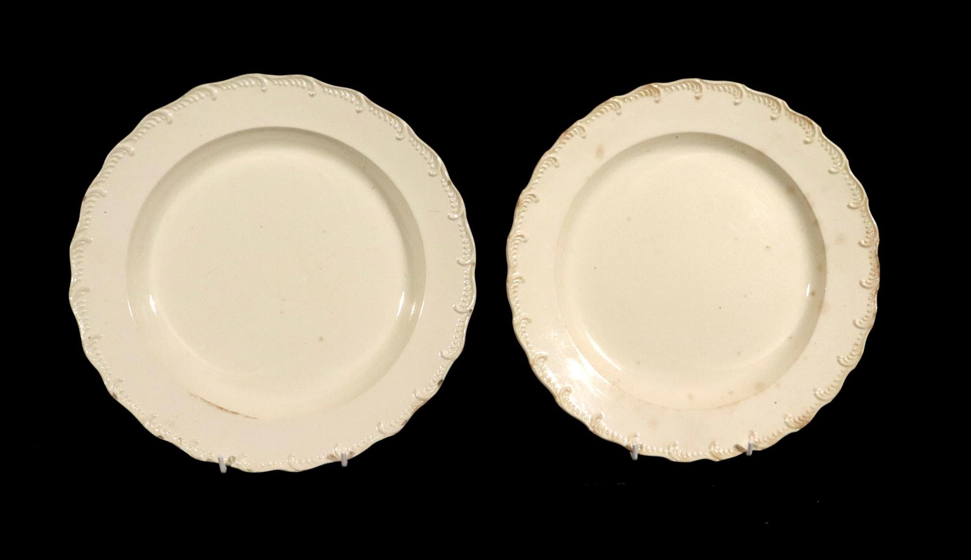 Grandes assiettes bordées de plumes en Creamware anglais du 18e siècle - Lot de dix en vente 4