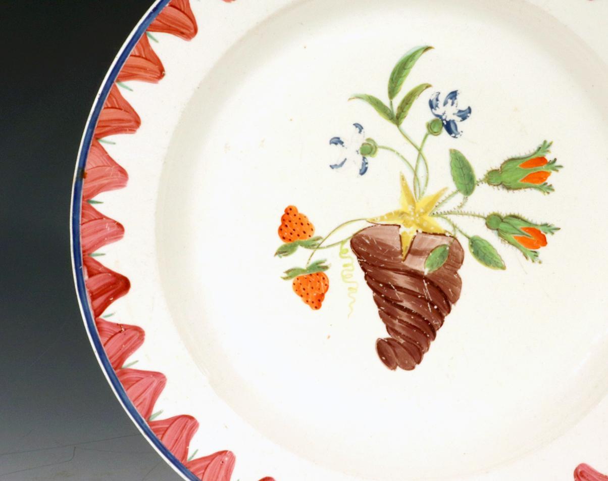 Bolsillo de pared Cornucopia de cerámica inglesa  y Plato de Flores en venta 5