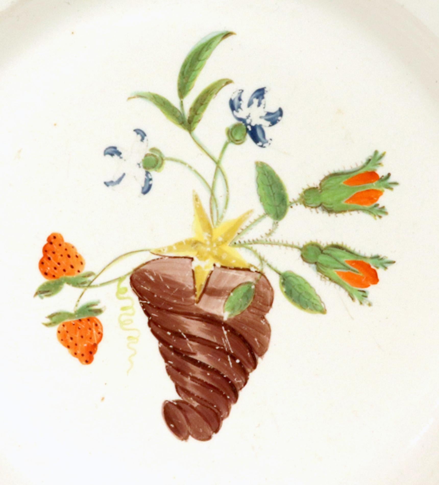 Bolsillo de pared Cornucopia de cerámica inglesa  y Plato de Flores en venta 6