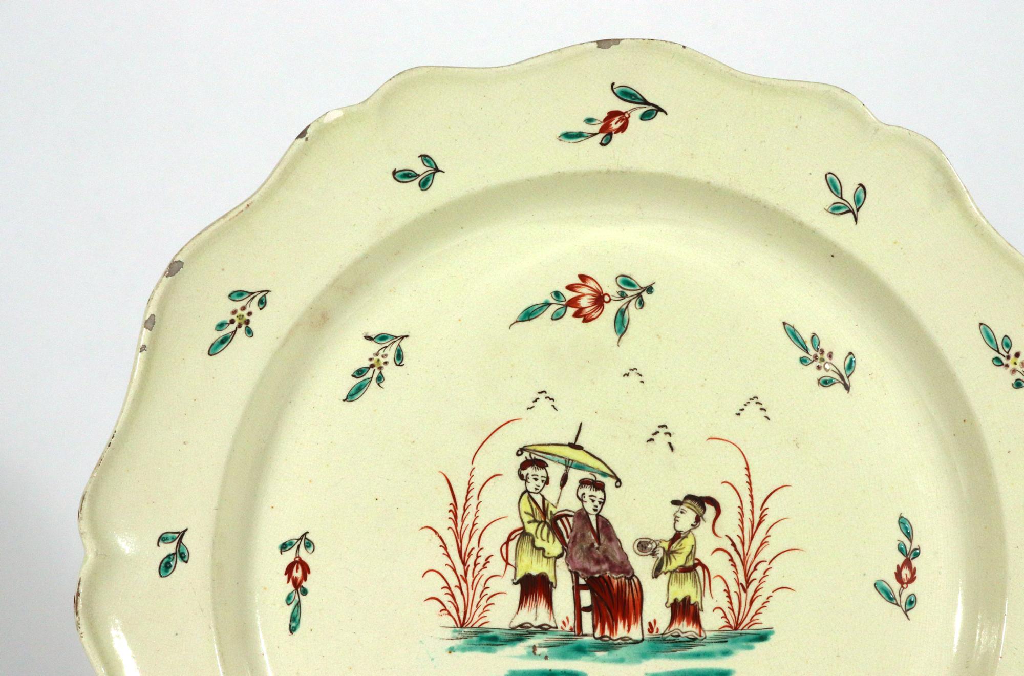 Cineserie Piatti grandi a forma di cineserie English Creamware in vendita