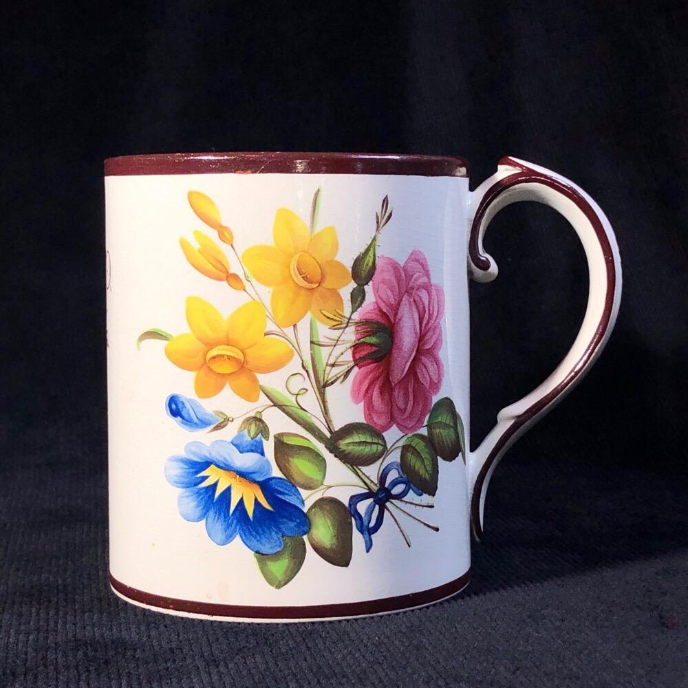 Englischer Wedgwoodware-Becher aus englischem Wedgwoodware, gut bemalt mit großen Blumengruppen, um 1800 im Zustand „Gut“ im Angebot in Geelong, Victoria